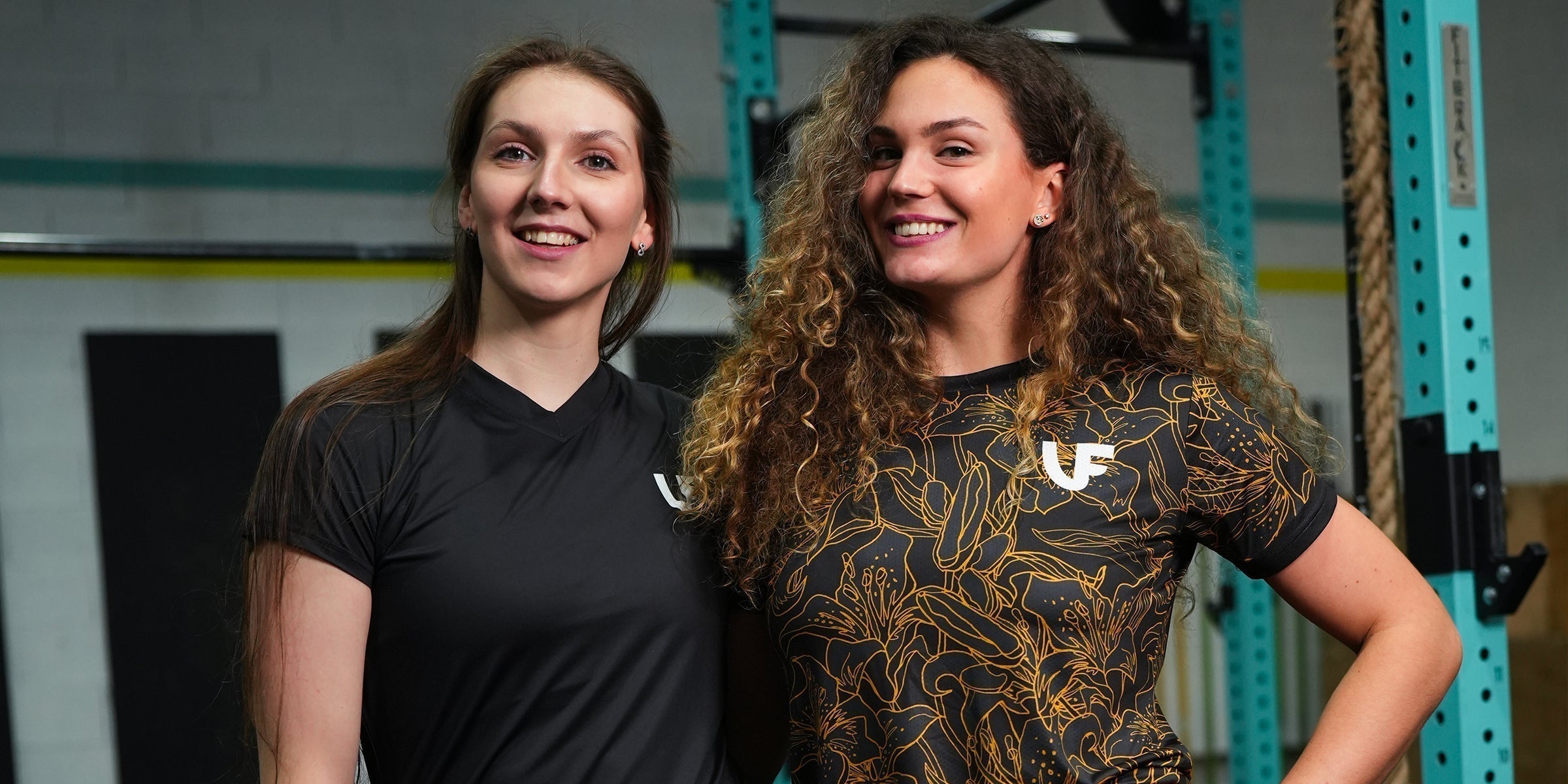 Joueuses de volleyball féminin dans une salle de sport, maillot noir LVF et maillot gold flower noir LVF