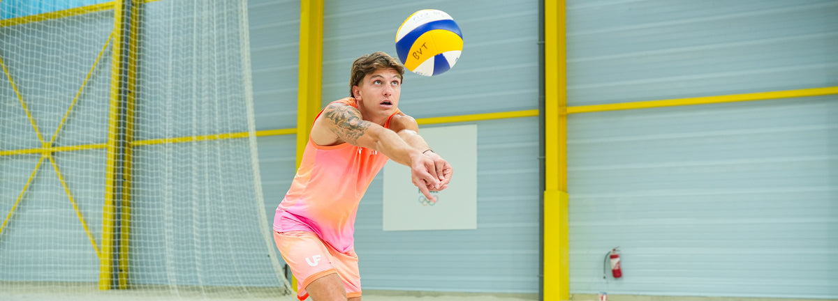 Arthur Canet réceptionnant une balle de beach volley en tenue LVF Hélios Los Angeles
