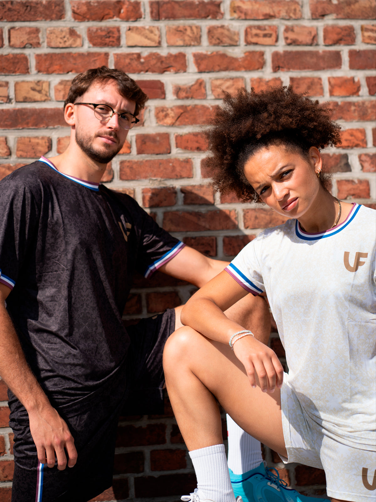 Athlètes en T-shirt de sport beige femme et short beige, et t-shirt noir homme LVF Héritage