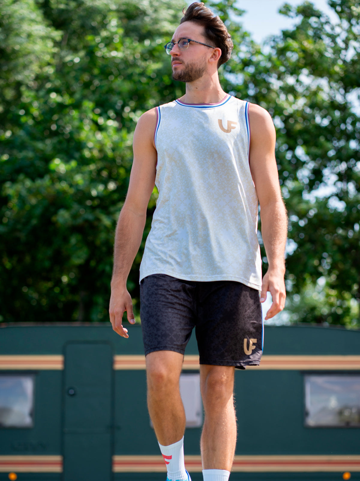 Sportif avec sa tenue de sport de sport pour homme coloris beige et noir à motifs LVF Héritage