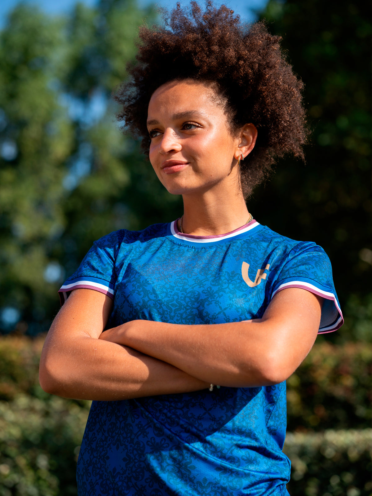 Athlète en T-shirt de sport bleu femme LVF Héritage qui regarde de côté