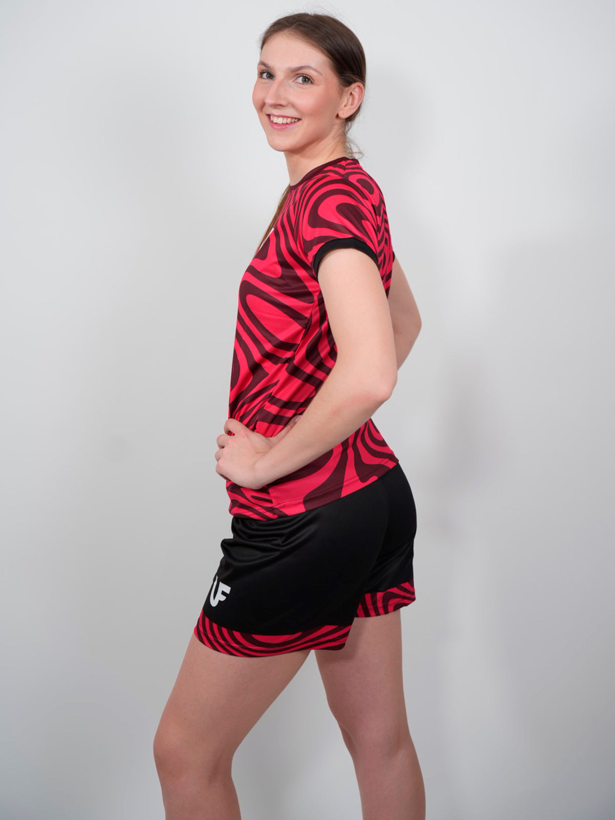 Mannequin de côté en t-shirt de sport pour femme coloris rouge LVF Break The Lines