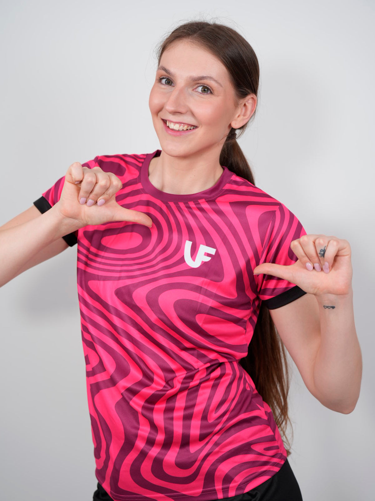 Sportive montrant le logo LVF sur son t-shirt de sport pour femme coloris fuchsia LVF Break The Lines