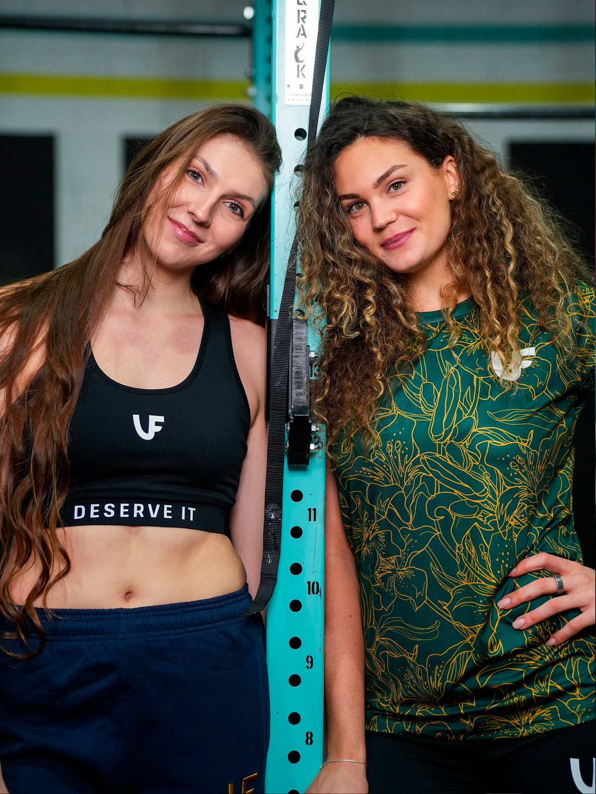 Sportives en brassière de sport noir et t-shirt de sport vert