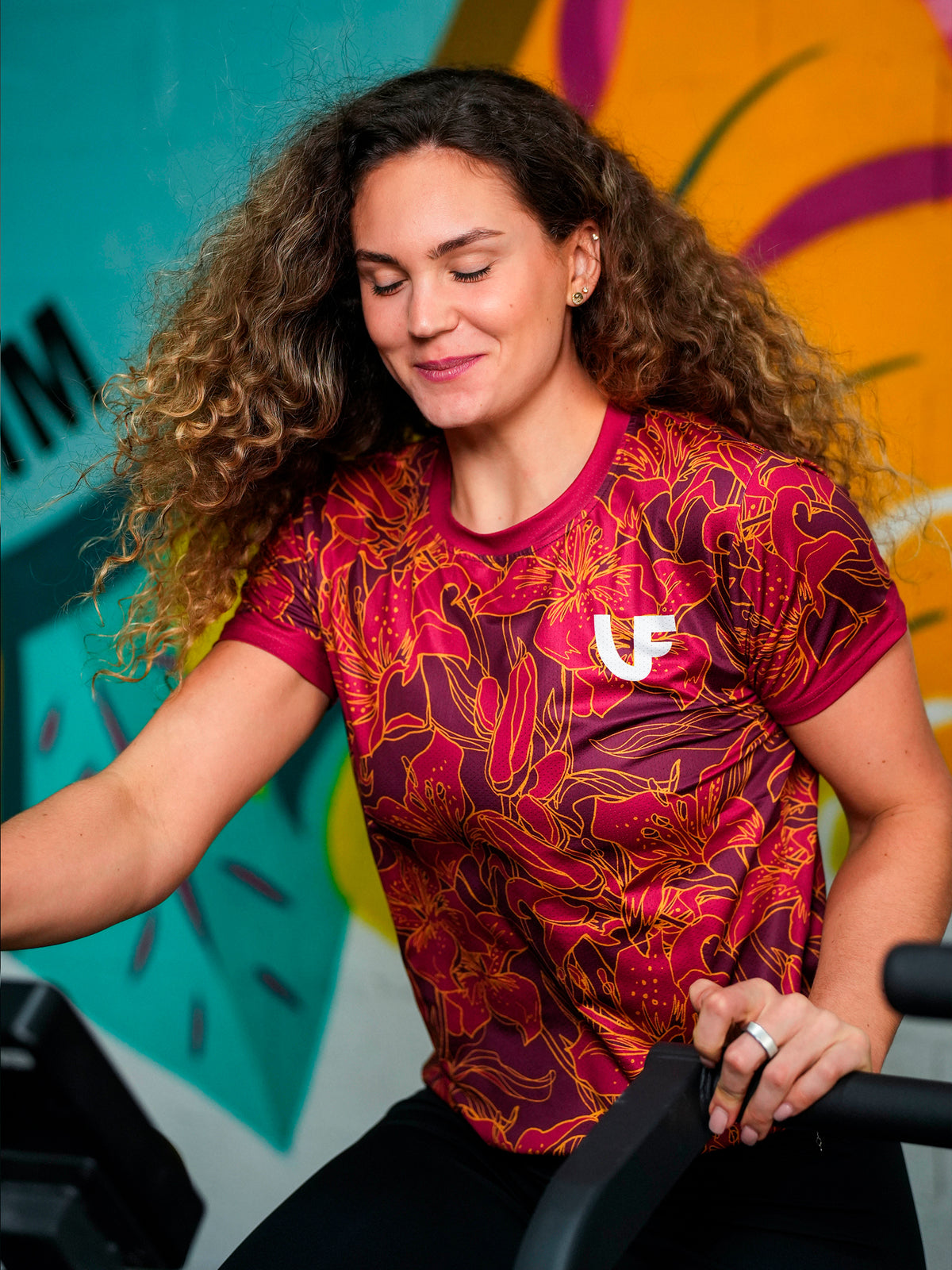 Sportive souriant en t-shirt de sport rouge à motifs fleurs pour femme LVF Gold Flowers