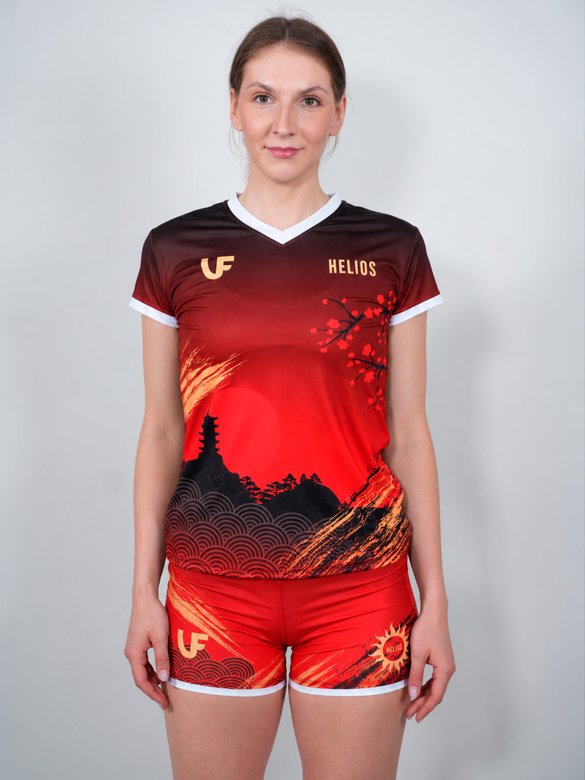 T-shirt et short de sport pour femme signé LVF x HELIOS : motifs Japon portés par une sportive