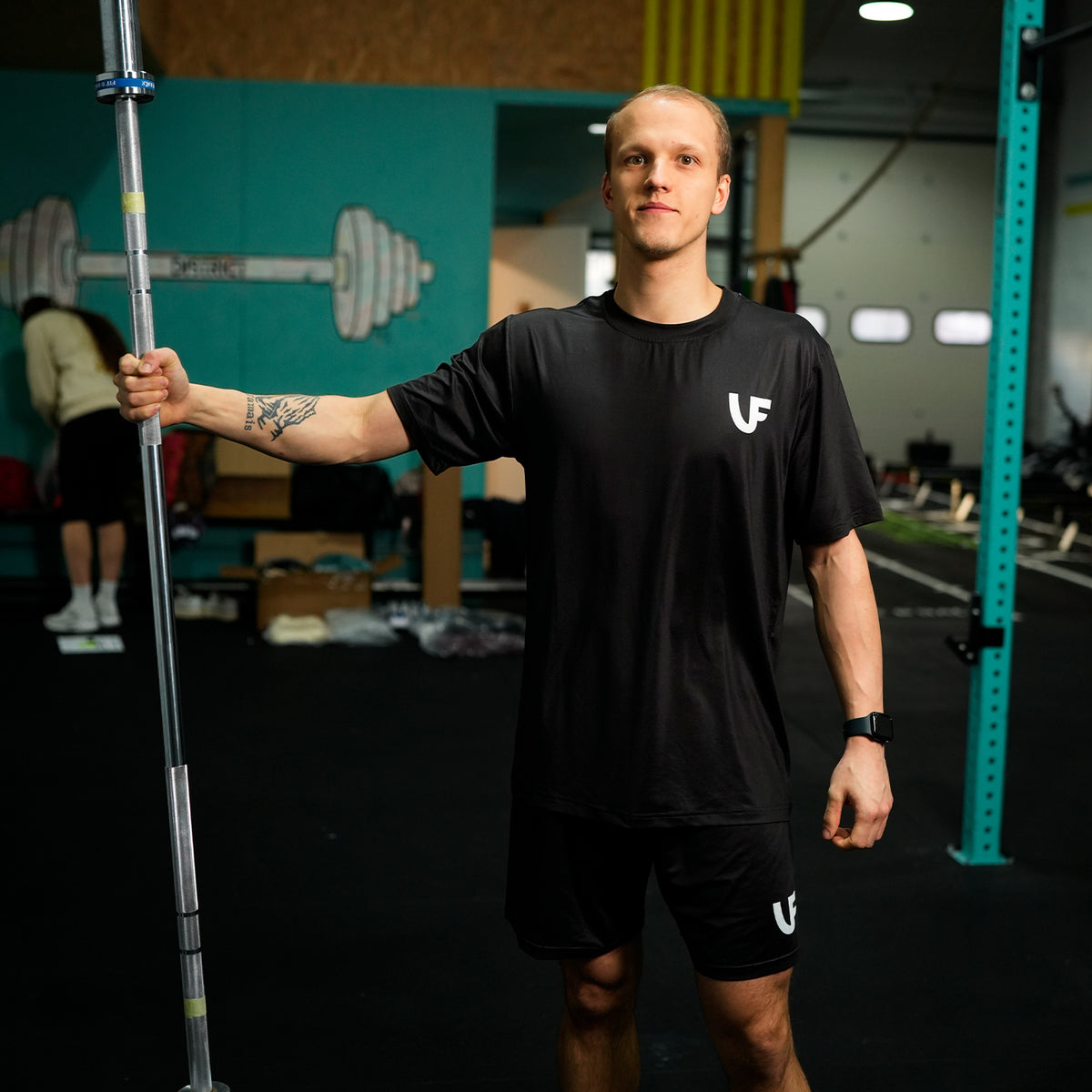 Mannequin en short noir et t-shirt noir de sport homme LVF - collection LVF Basics