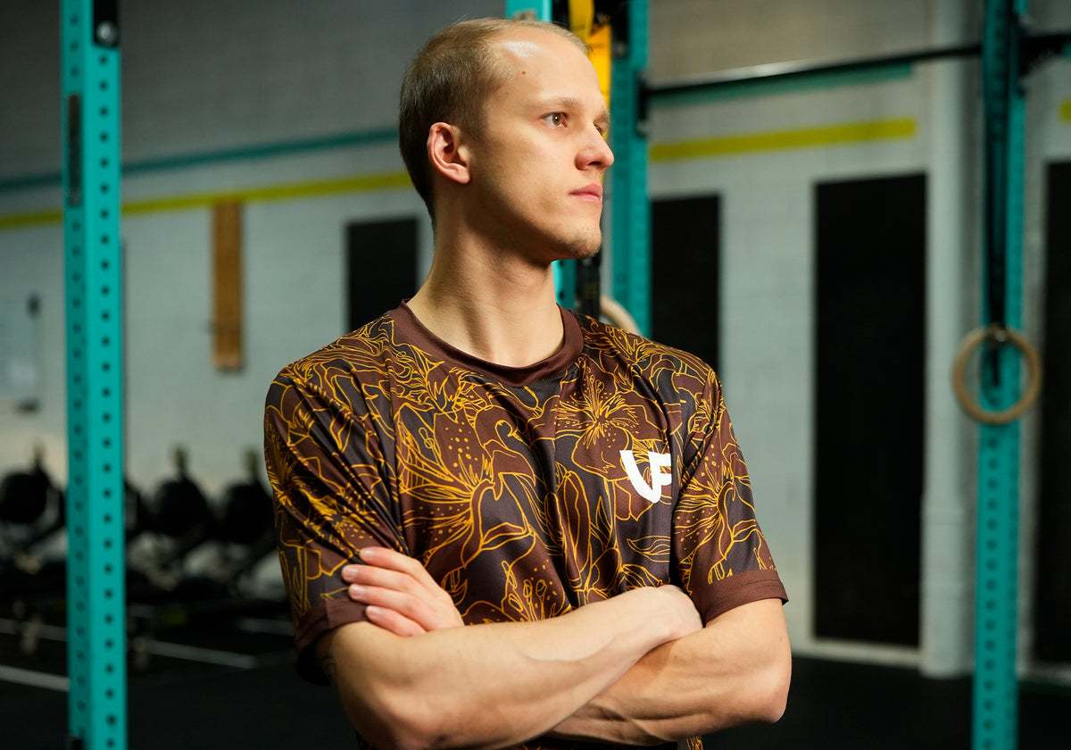 Sportif croisant les bras avec une tenue de sport LVF