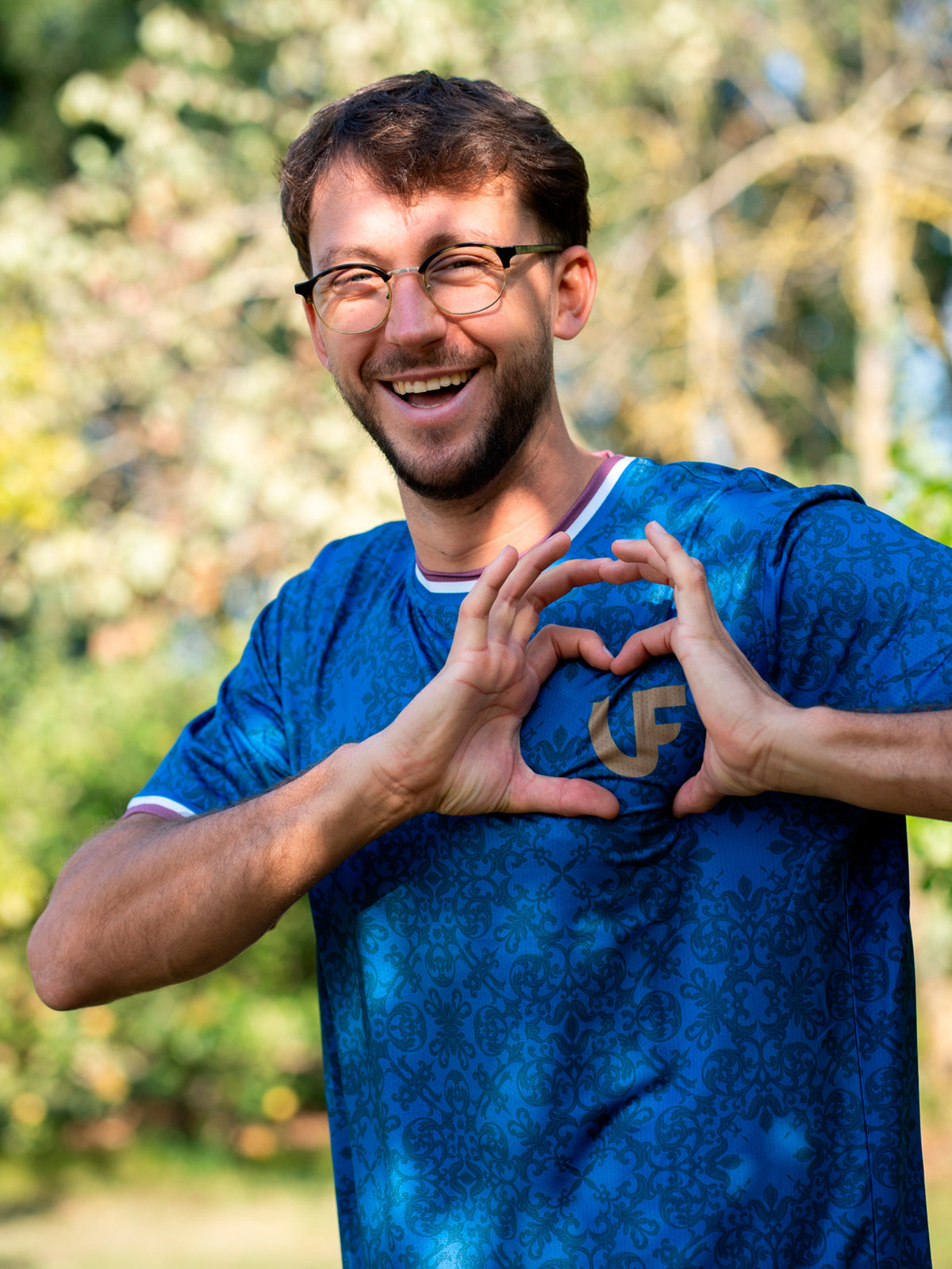 Sportif faisant un coeur sur t-shirt de sport bleu LVF héritage