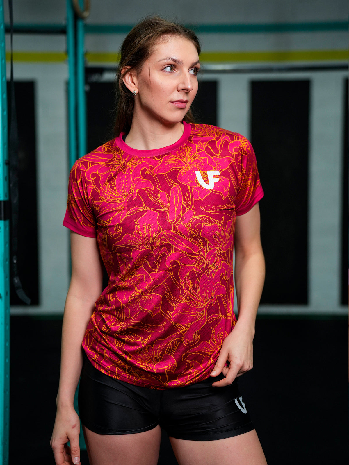 Mannequin en t-shirt de sport rose vif à motifs fleurs pour femme LVF Gold Flowers