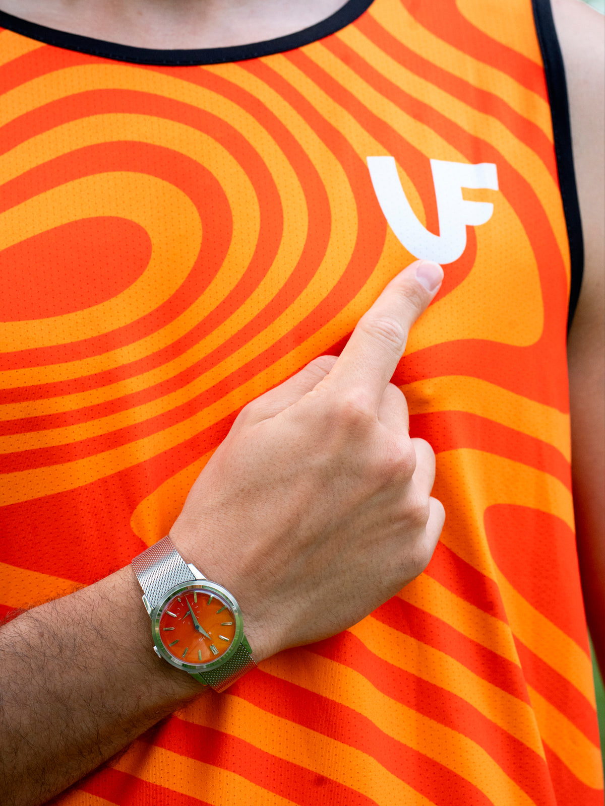 Détail du débardeur de sport pour homme coloris orange LVF Break The Lines et montre Baltic Prismic Red Agathe