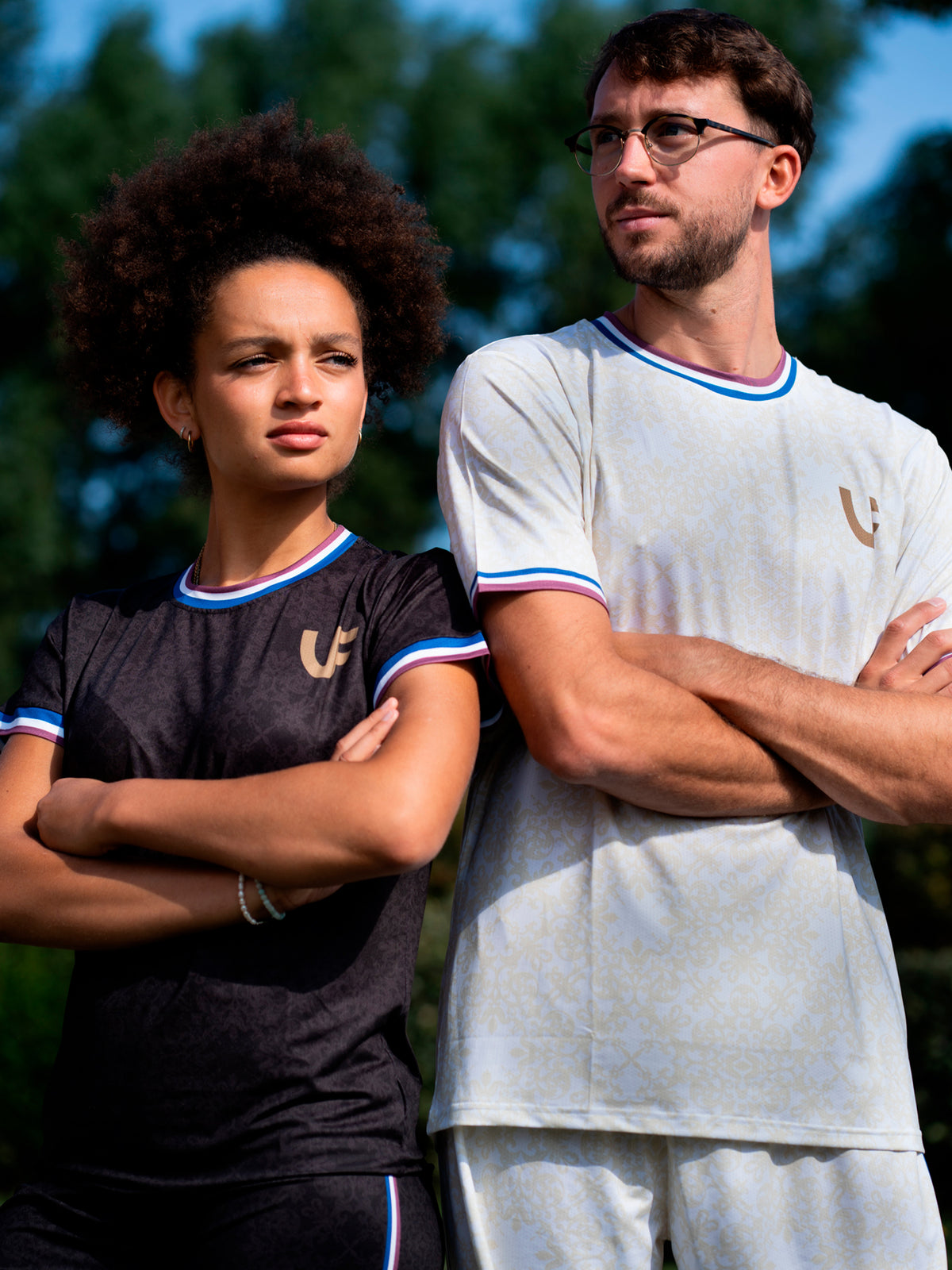 Mannequin en tenue de sport pour homme et femme noir et beige bordeaux à motifs LVF Héritage