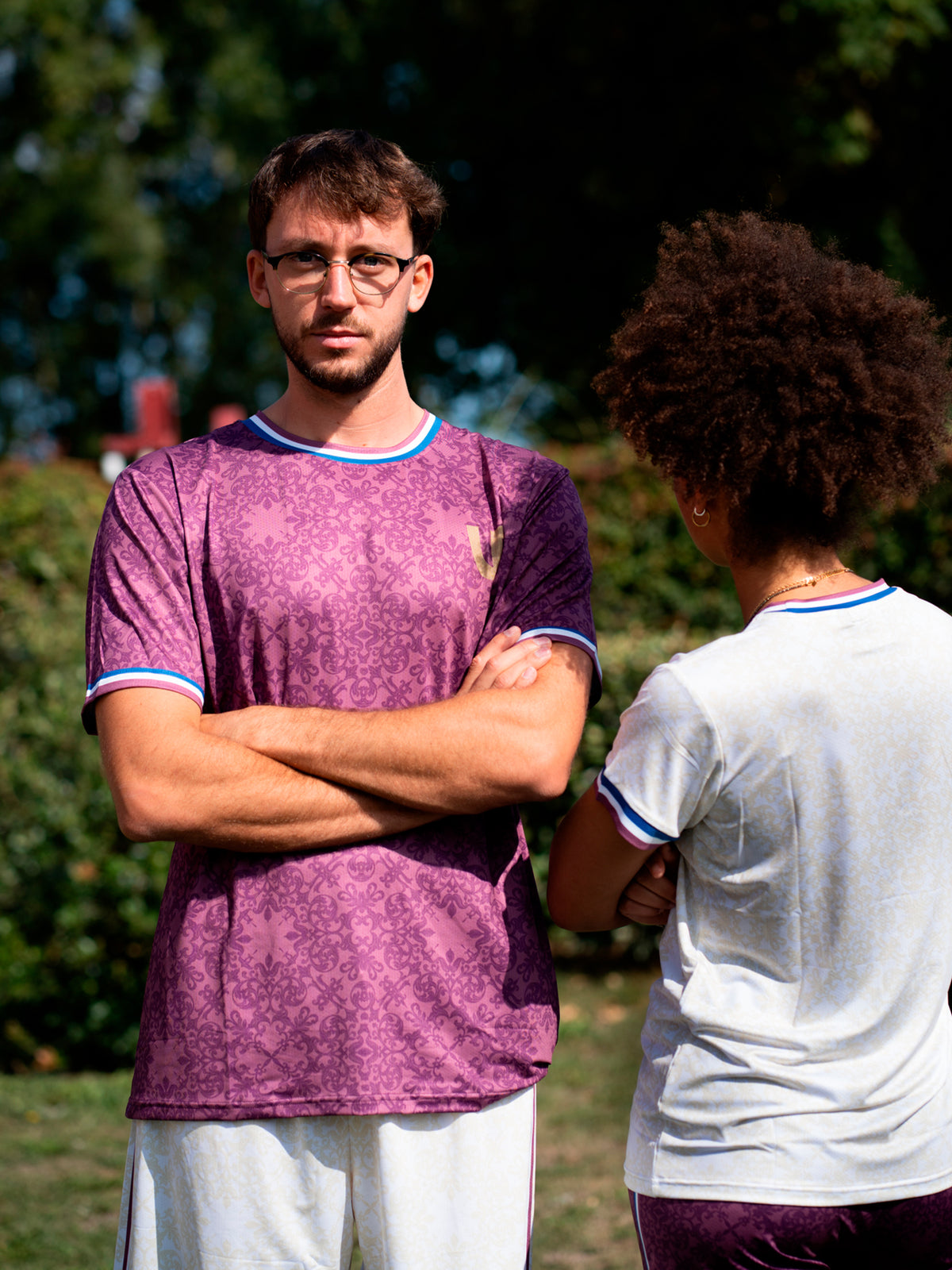 Sportifs en tenue de sport pour homme et femme coloris bordeaux et beige à motifs LVF Héritage