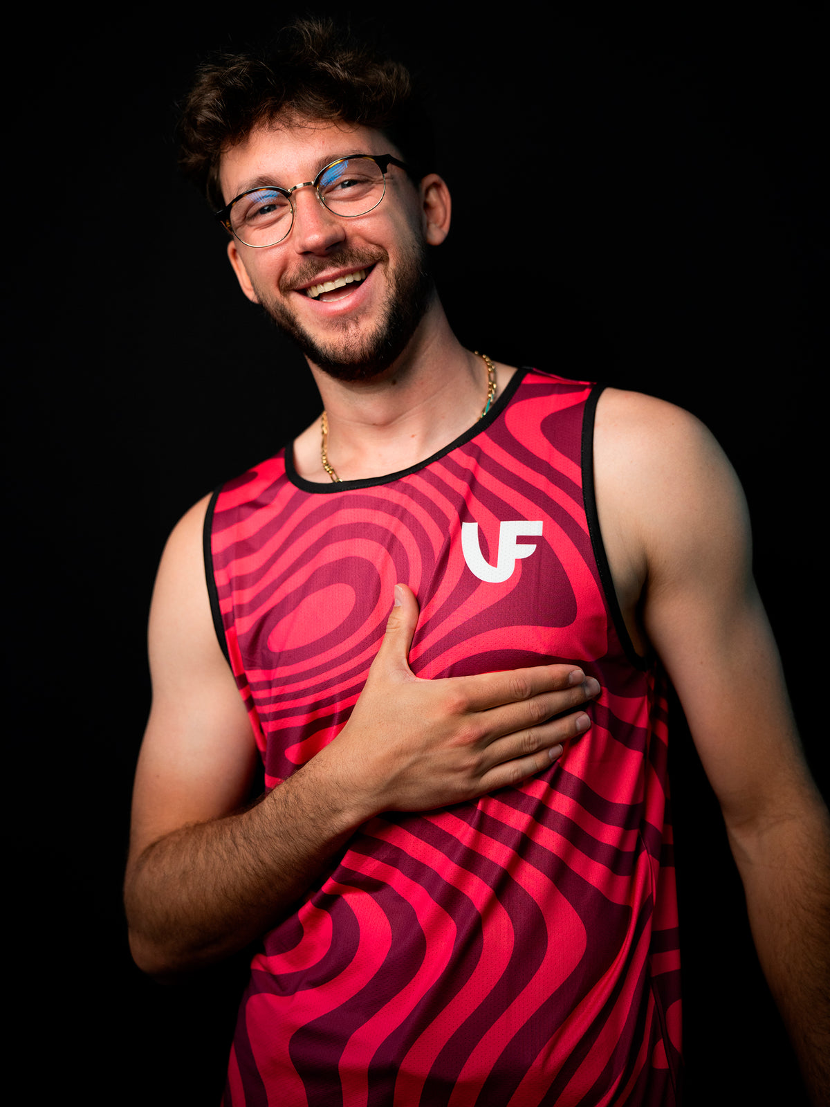 Mannequin fier de son débardeur de sport pour homme coloris fuchsia LVF Break The Lines