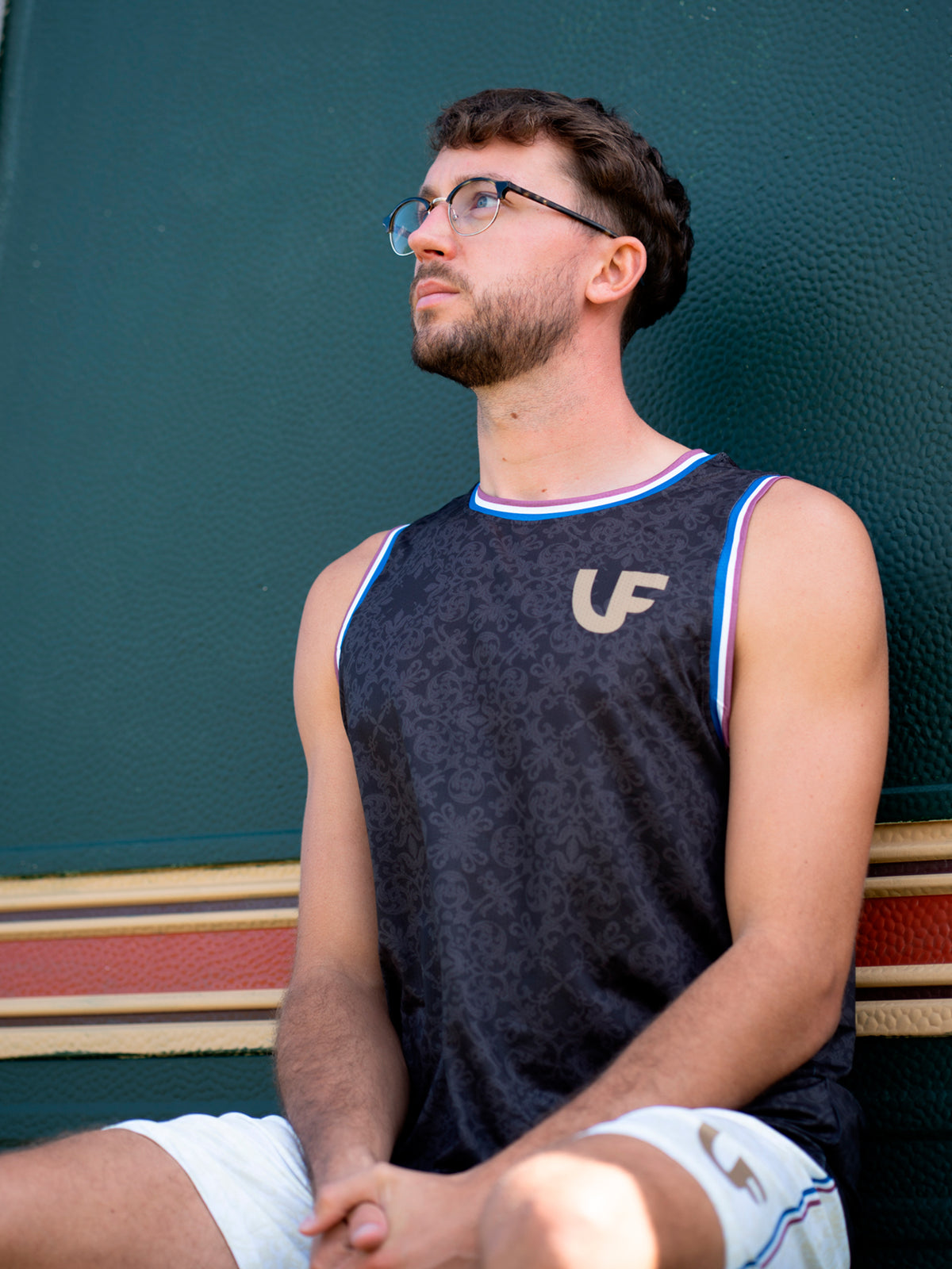 Sportif assis avec son débardeur de sport pour homme coloris noir à motifs LVF Héritage