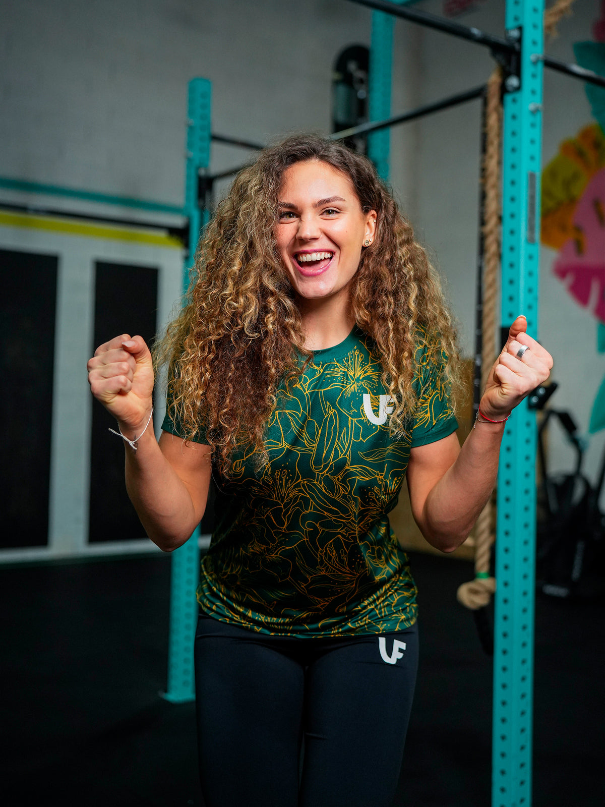 Sportive qui crie en t-shirt de sport vert à motifs fleurs pour femme LVF Gold Flowers