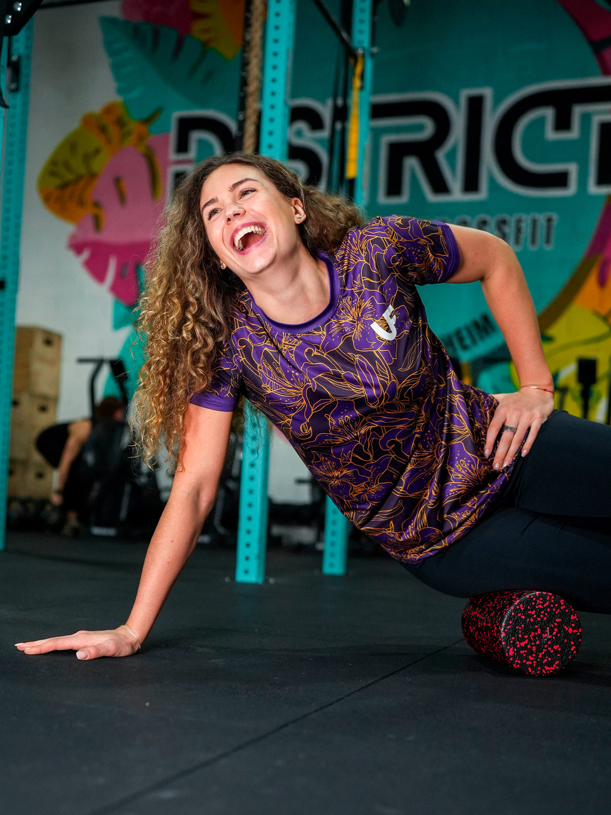 Sportive sur rouleau de massage avec t-shirt de sport violet à motifs fleurs pour femme LVF Gold Flowers