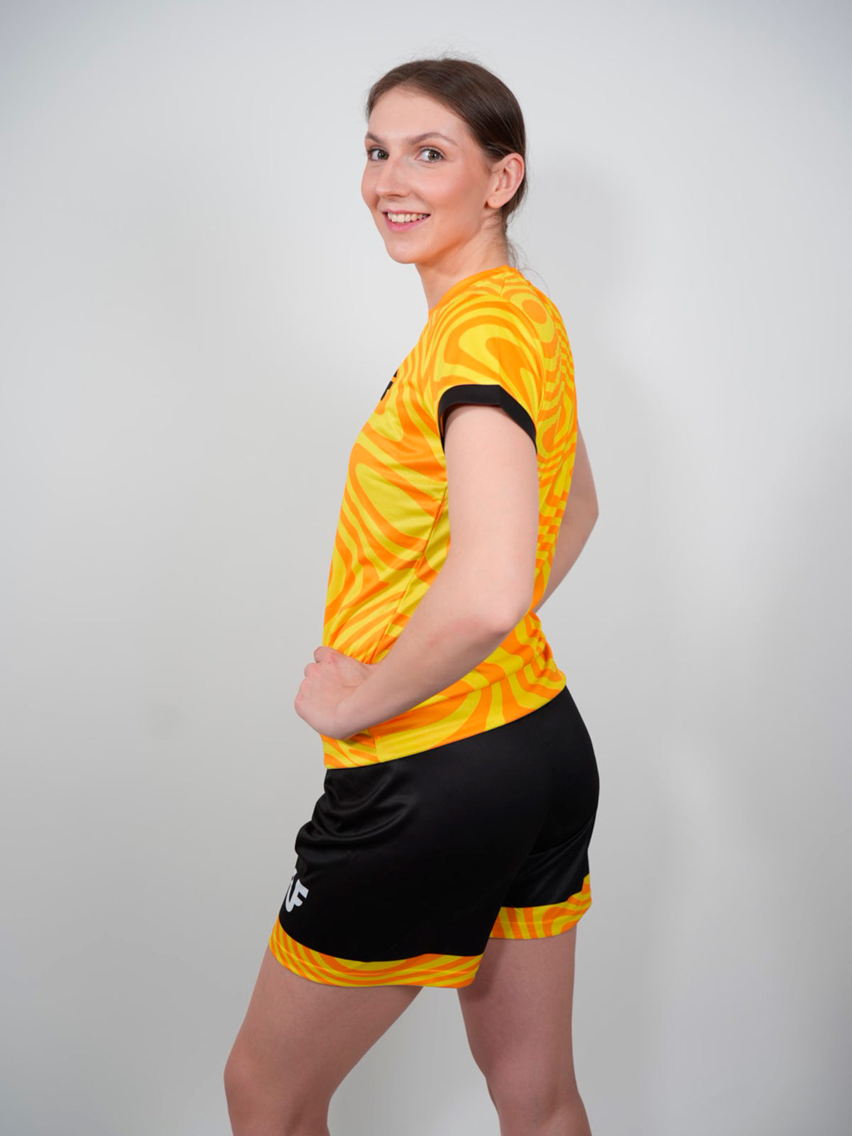Mannequin de côté en t-shirt de sport pour femme coloris jaune LVF Break The Lines