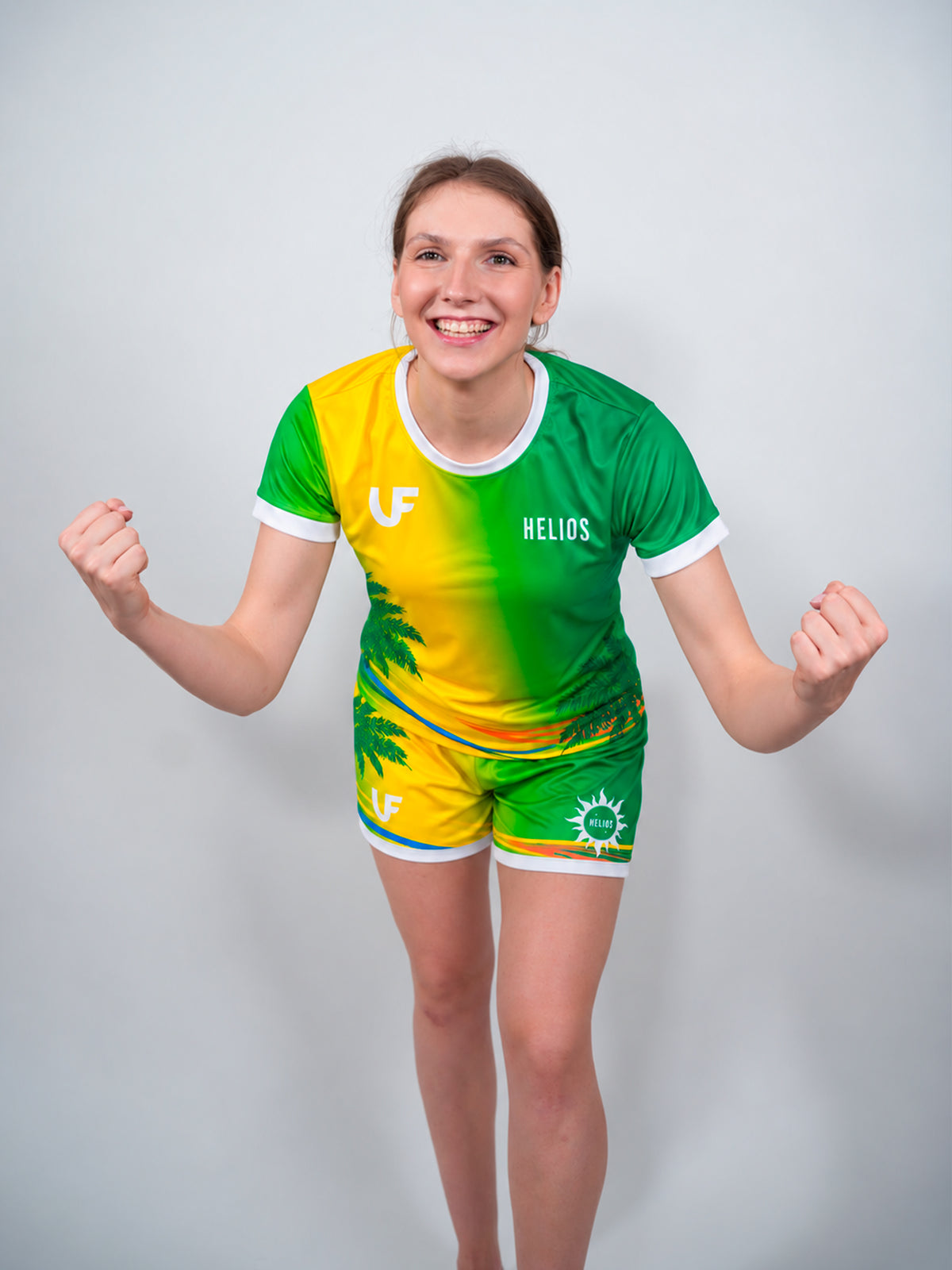 Sportive de face en position victorieuse et tenue de sport pour femme jaune et vert LVF