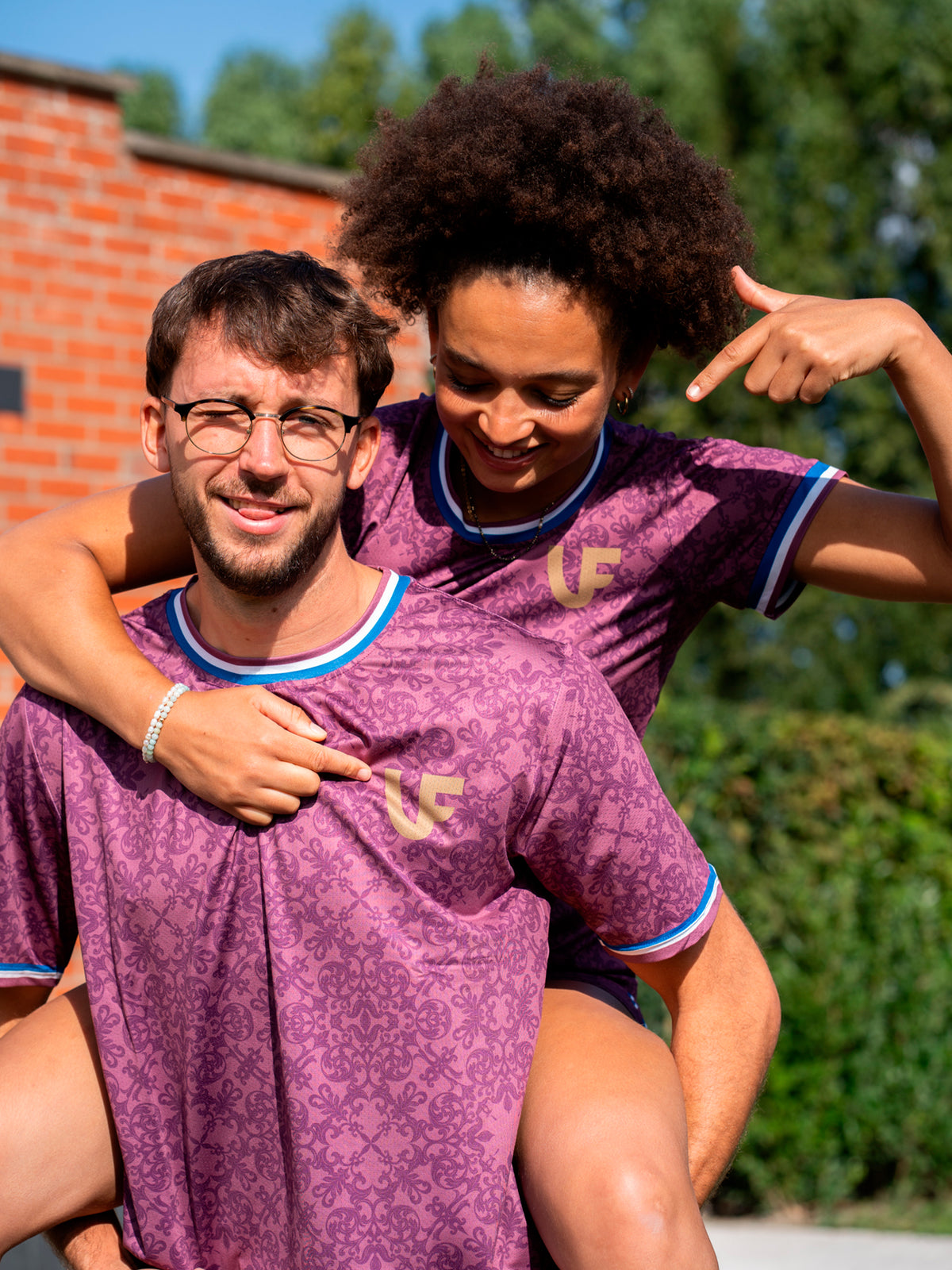 Deux athlètes en T-shirt de sport bordeaux femme LVF Héritage