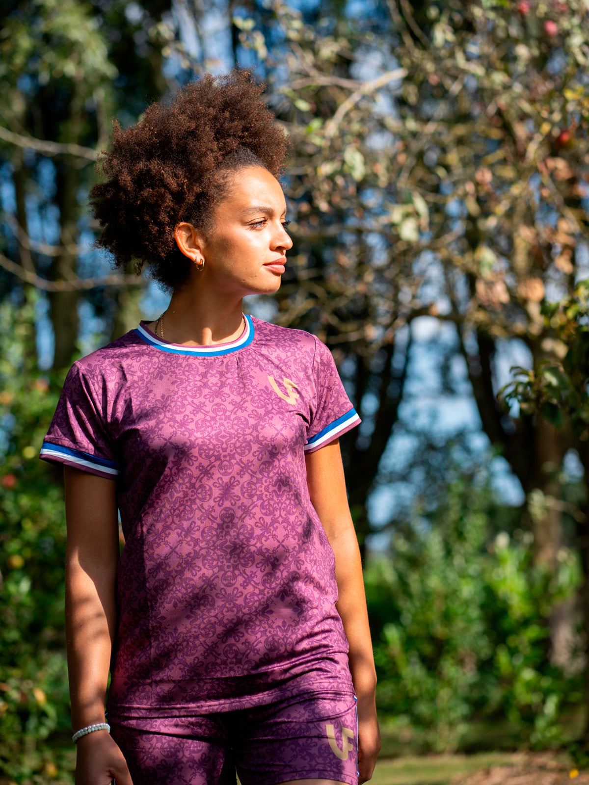 Athlète en T-shirt et short de sport bordeaux femme LVF Héritage