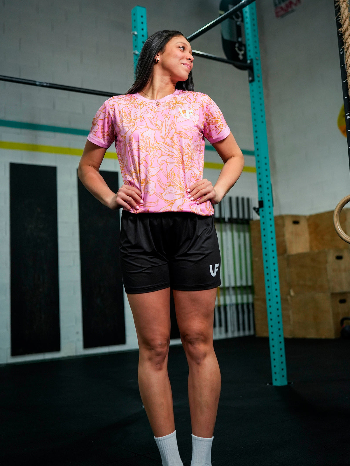 Mannequin en tenue de sport femme LVF : t-shirt à fleurs et short noir