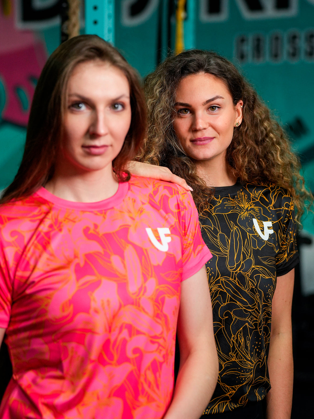 Athlètes en t-shirt de sport noir et corail à motifs fleurs pour femme LVF Gold Flowers