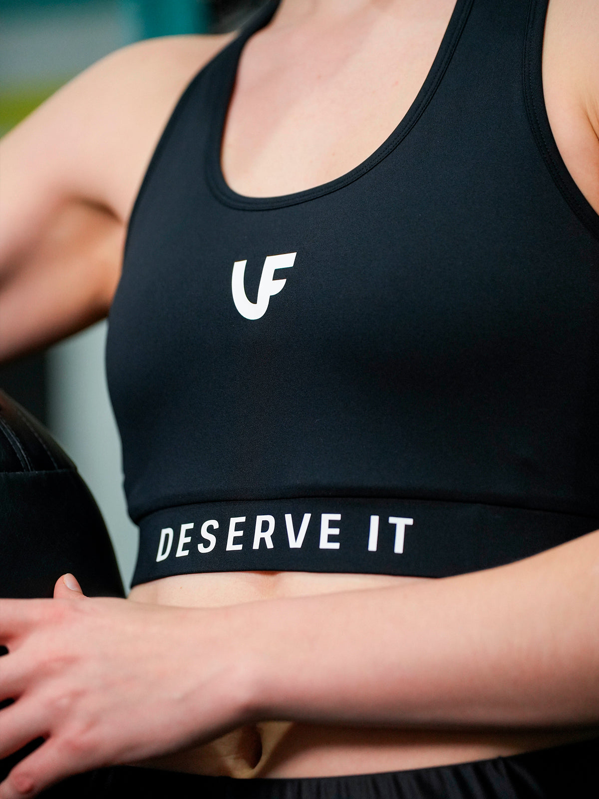 Détail brassière de sport femme LVF avec slogan deserve it