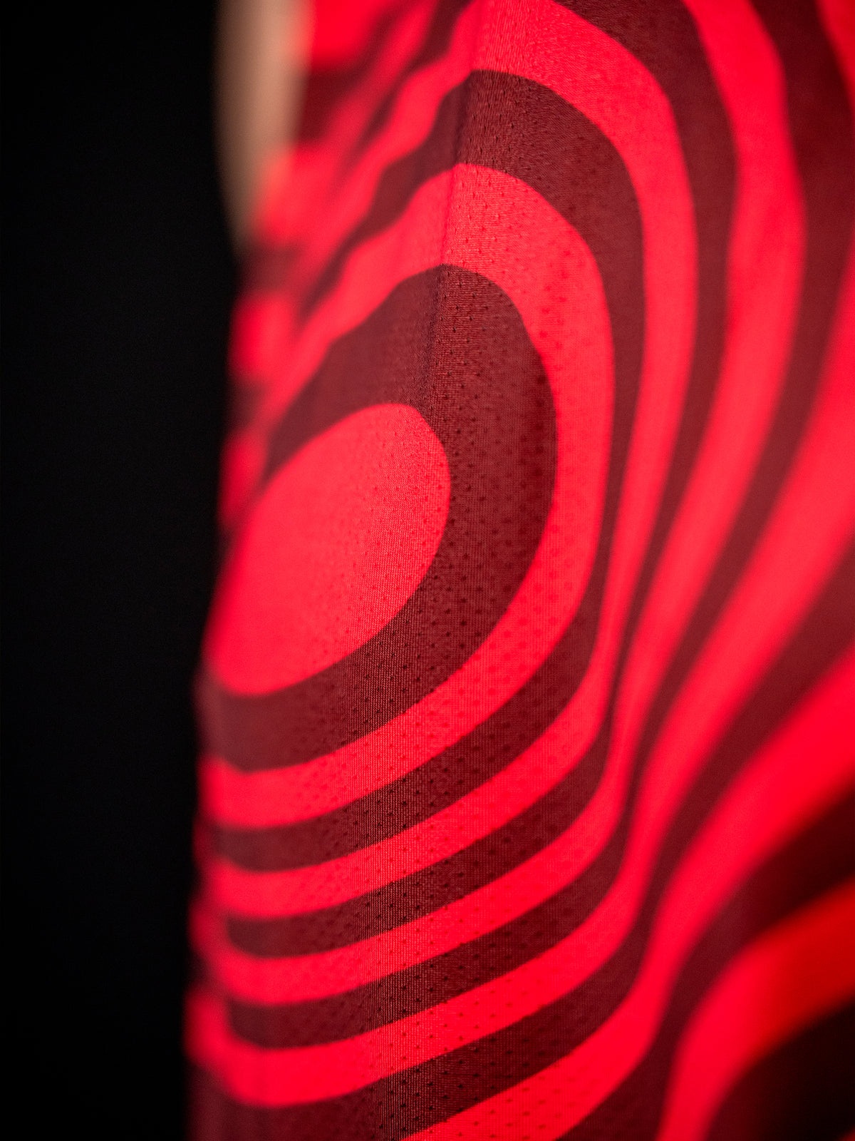 Détail du débardeur de sport pour homme coloris rouge LVF Break The Lines : matière respirante
