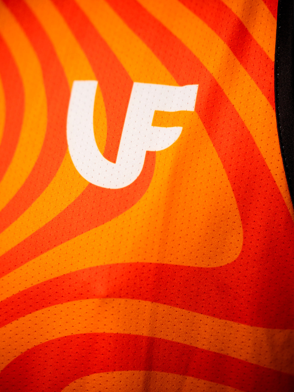 Détail du débardeur de sport pour homme coloris orange LVF Break The Lines