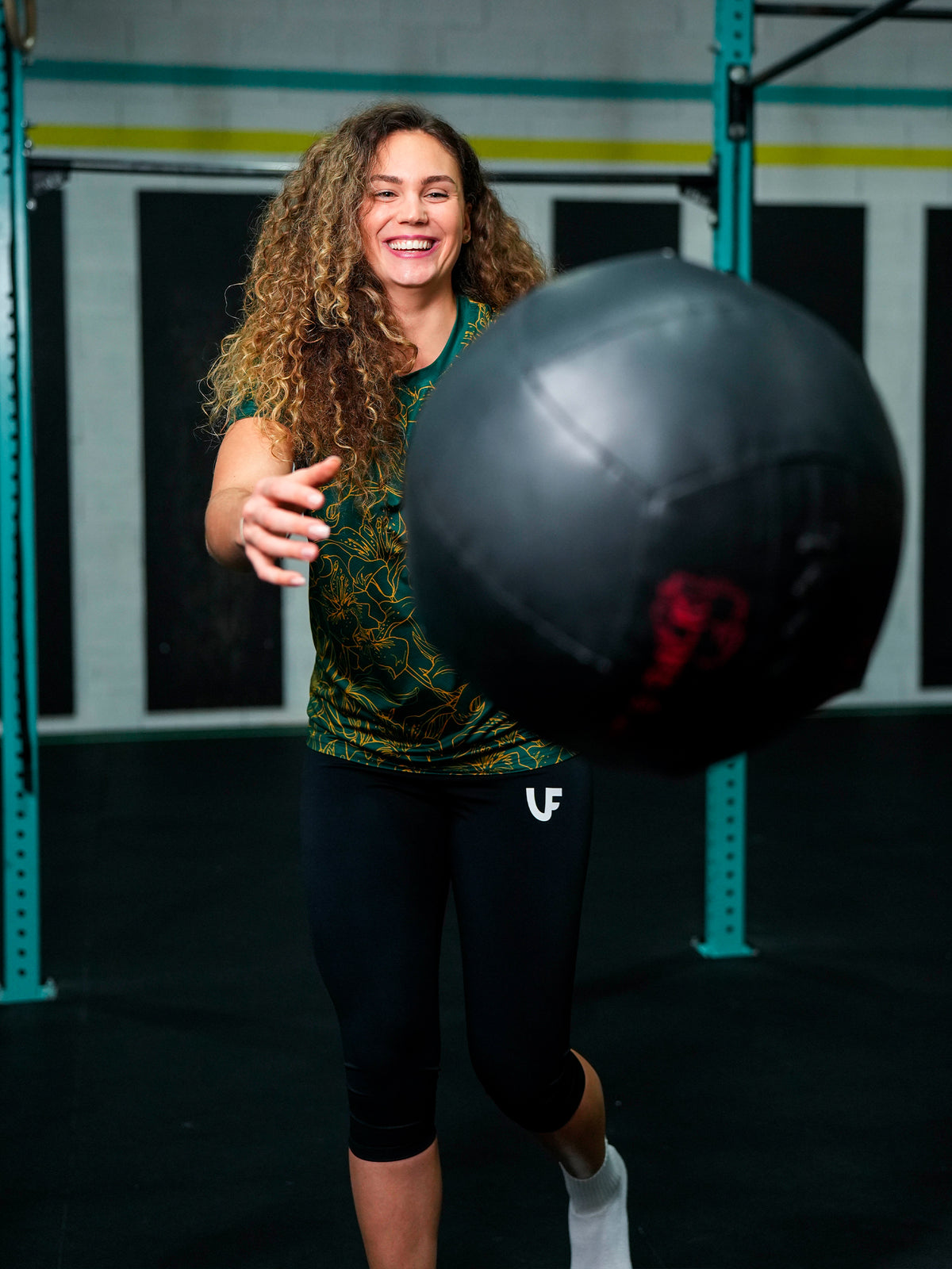 Athlète en Legging de sport noir femme lançant une balle LVF Basics