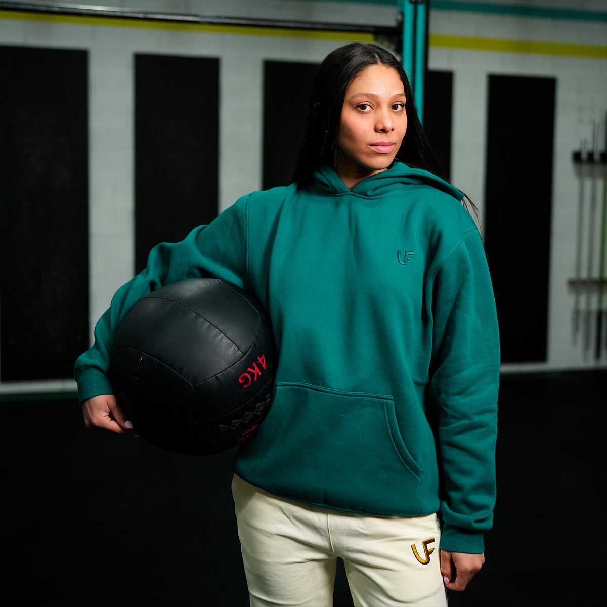 Mannequin en jogging blanc et sweatshirt vert de sport femme LVF - collection LVF Basics