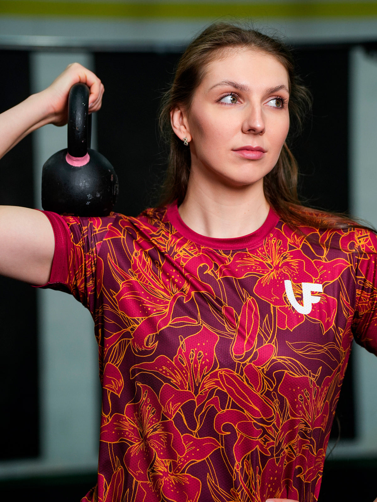 Sportive avec haltère sur l'épaule en t-shirt de sport rouge à motifs fleurs pour femme LVF Gold Flowers