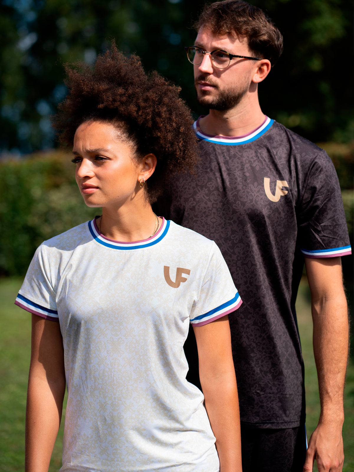 Athlètes en T-shirt de sport beige femme et short beige et ensemble de sport noir homme LVF Héritage