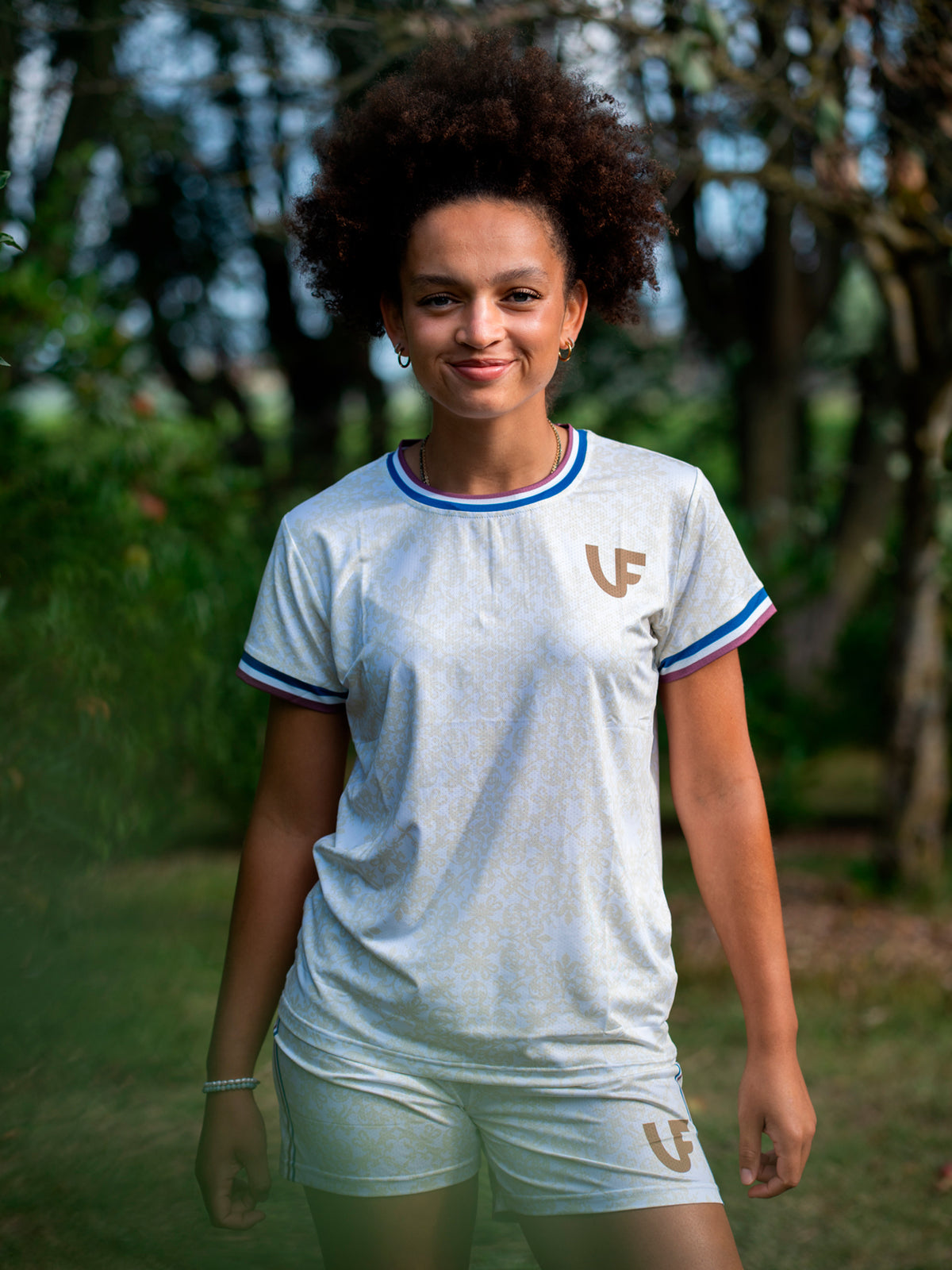 Athlète en T-shirt de sport beige femme et short beige LVF Héritage