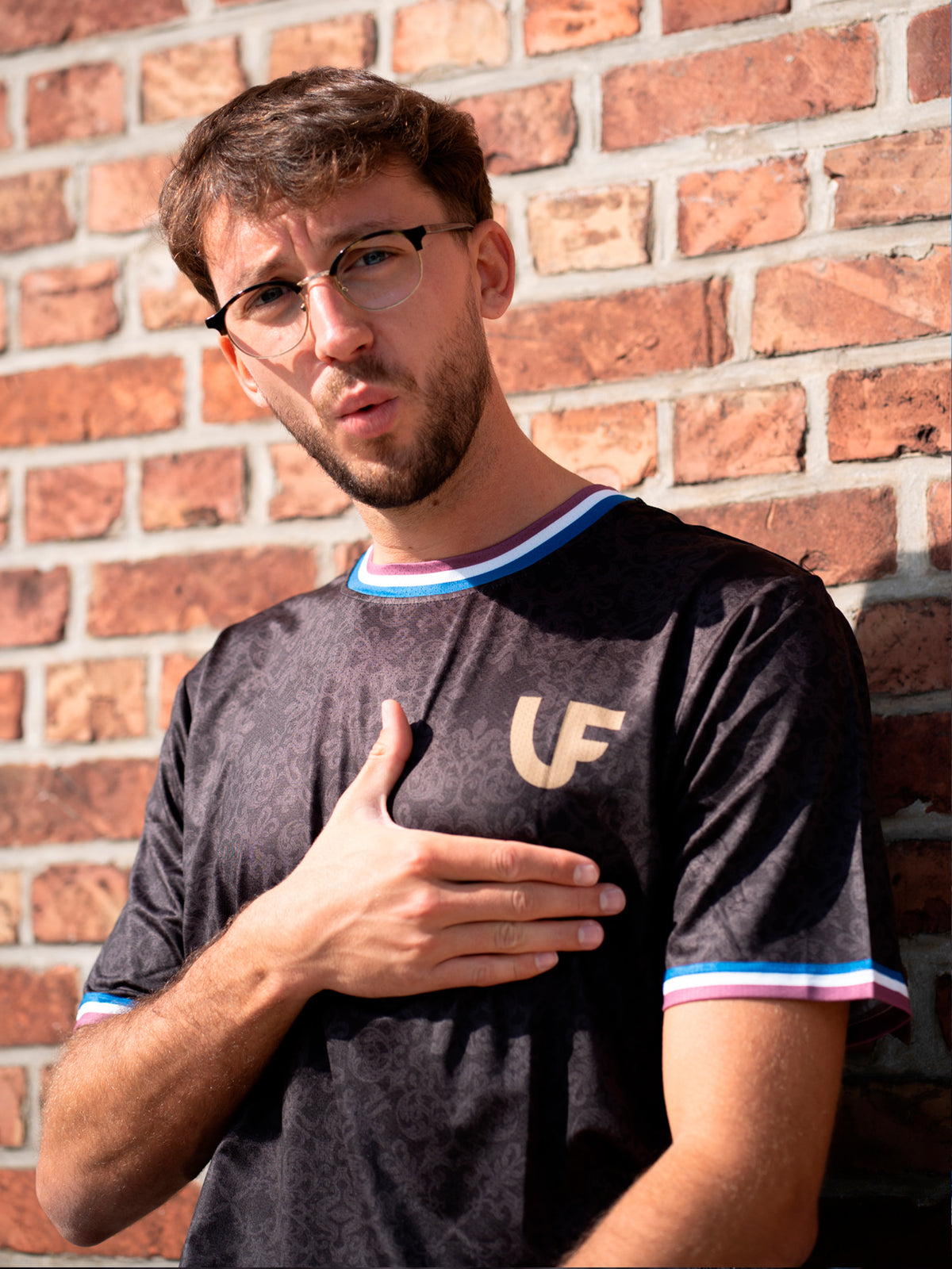 Mannequin montrant le logo LVF de son t-shirt de sport noir héritage