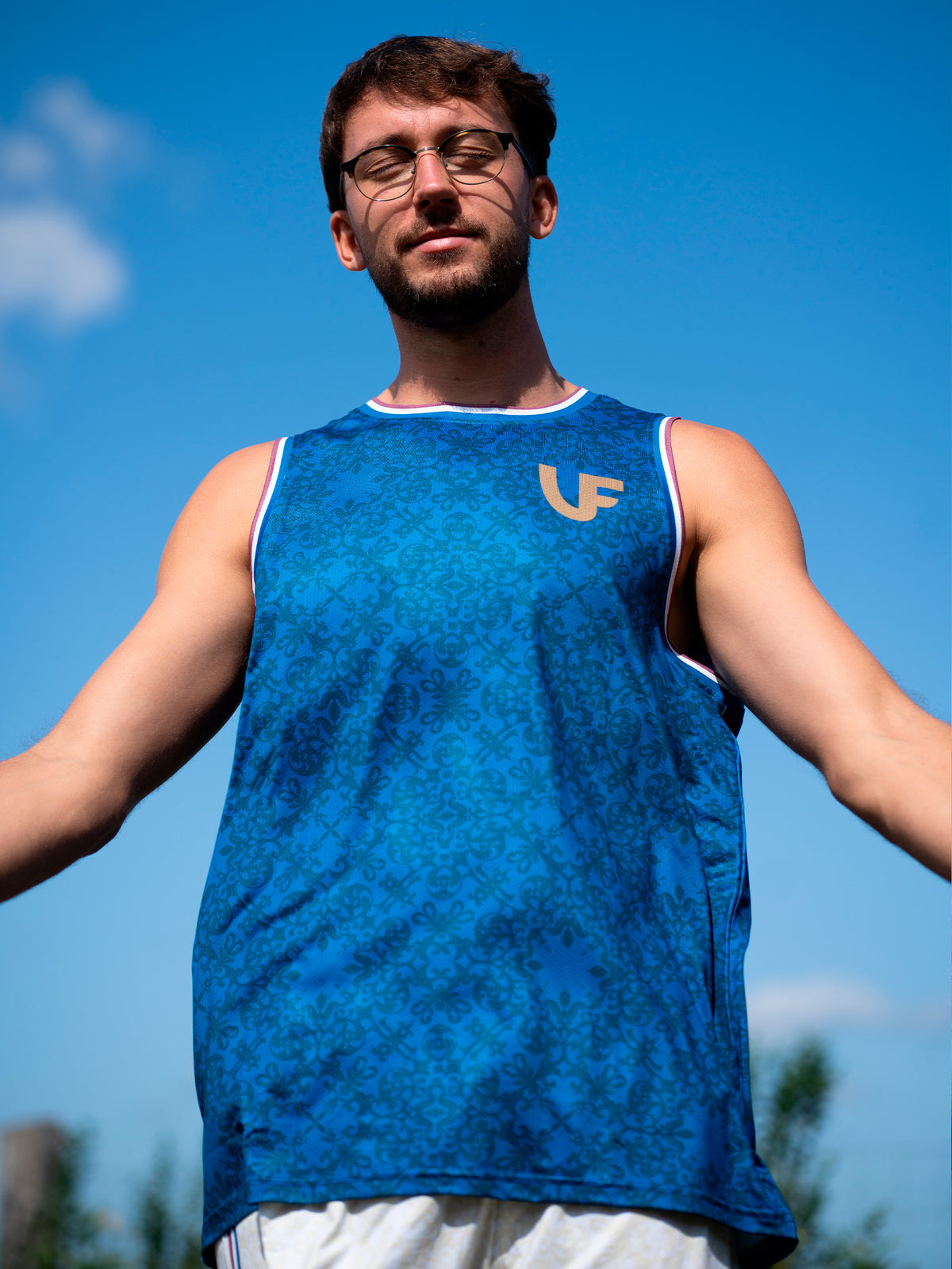 Sportif yeux fermés en débardeur bleu de sport LVF Héritage
