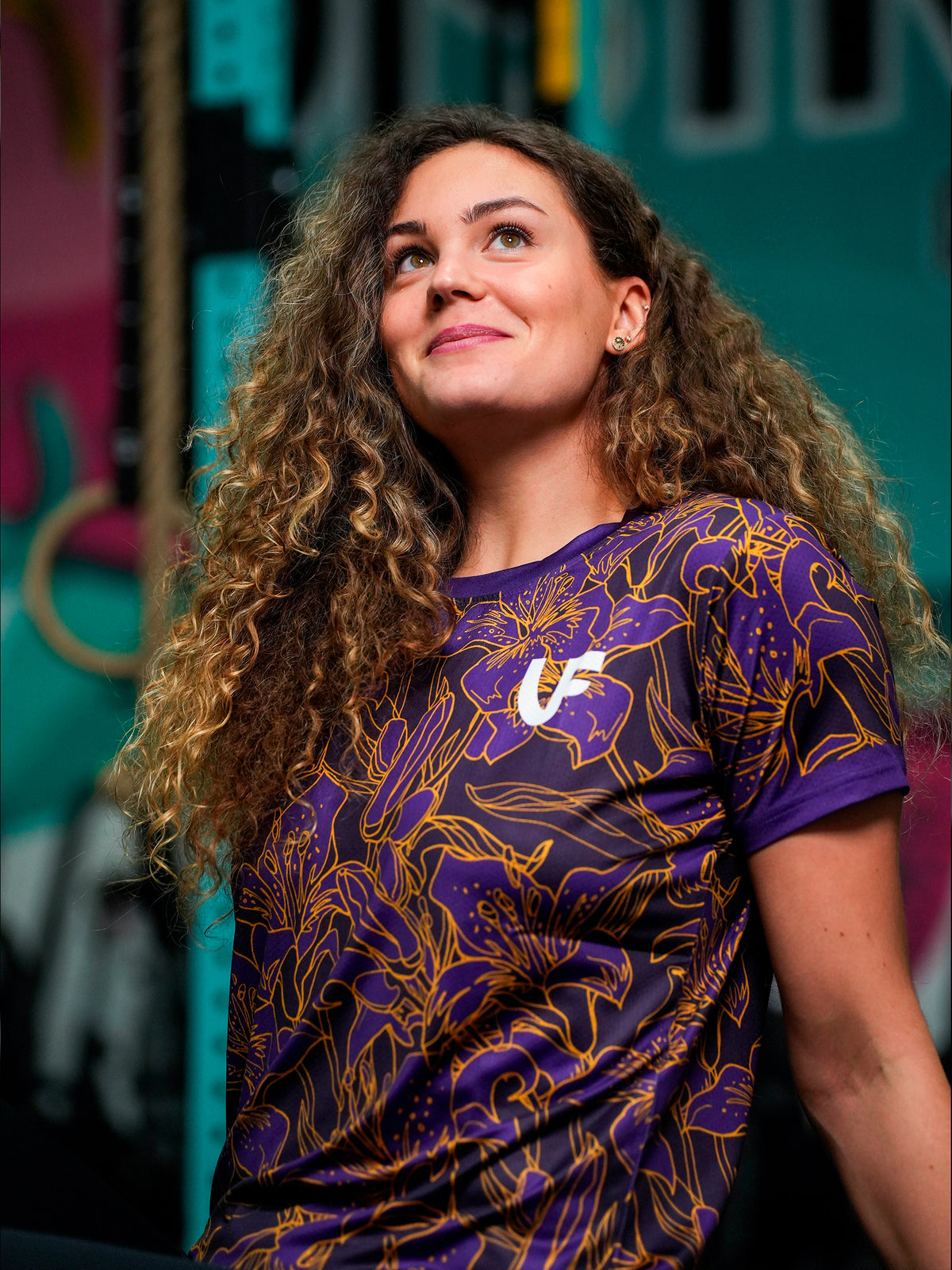 Mannequin regard au ciel avec t-shirt LVF de sport violet à motifs fleurs pour femme