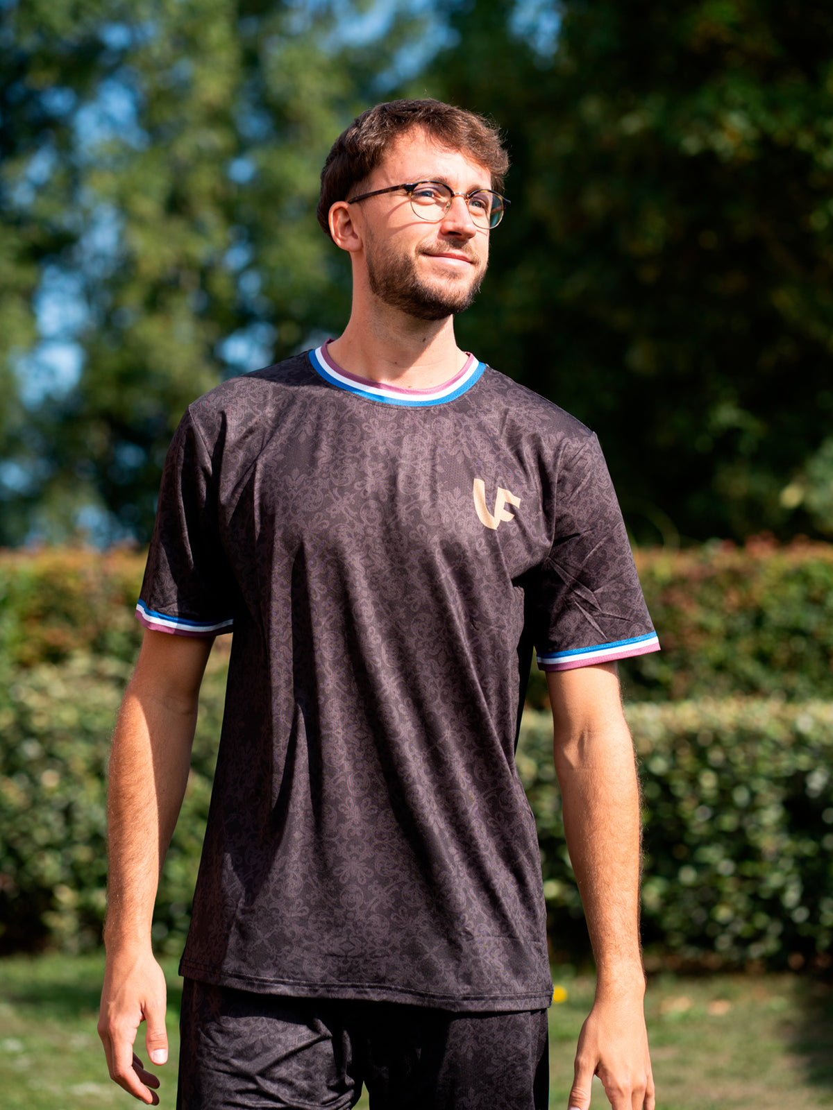 Sportif en tenue de sport noir LVF héritage