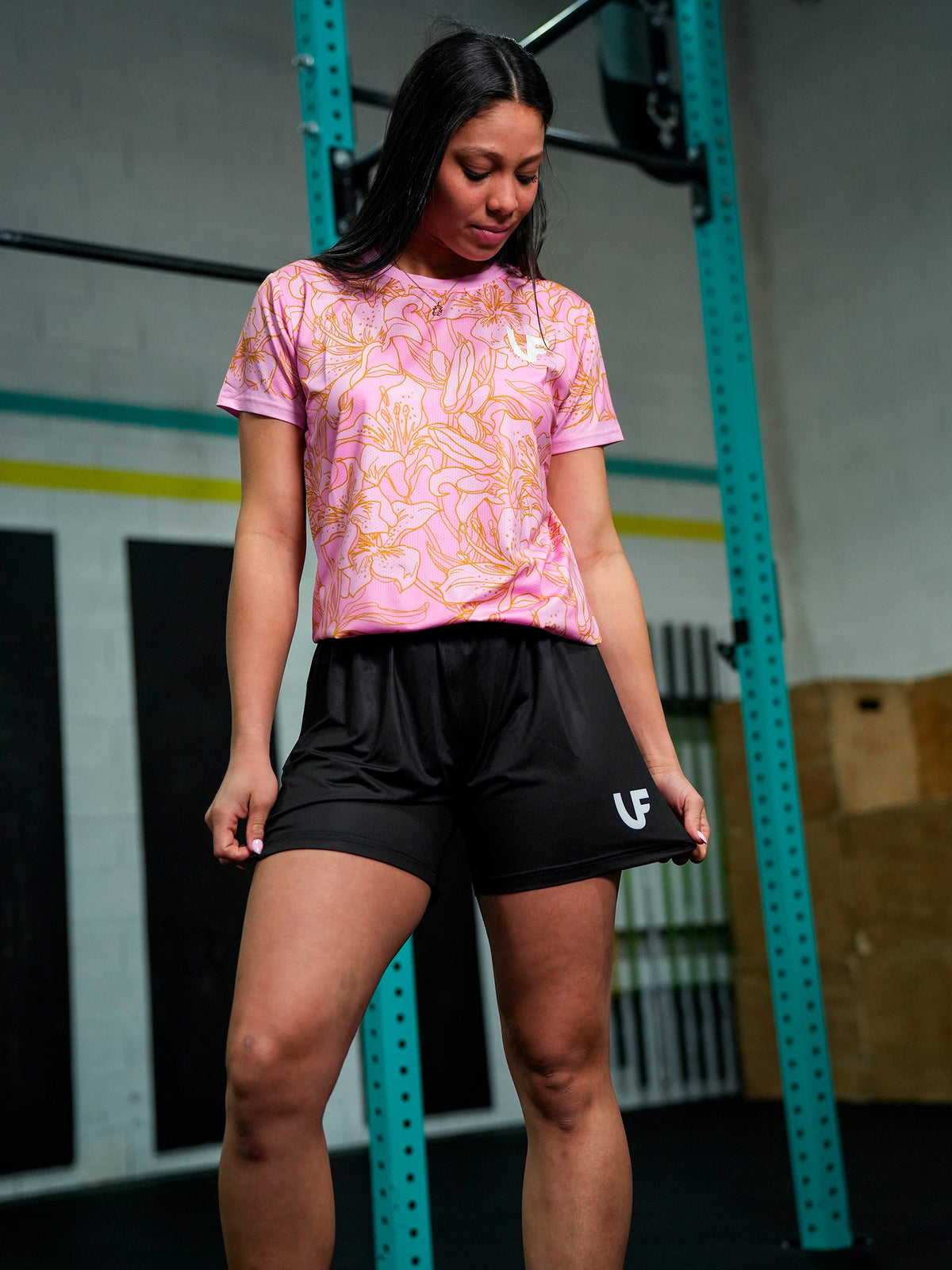 Mannequin montrant son short de sport noir pour femme LVF Basics