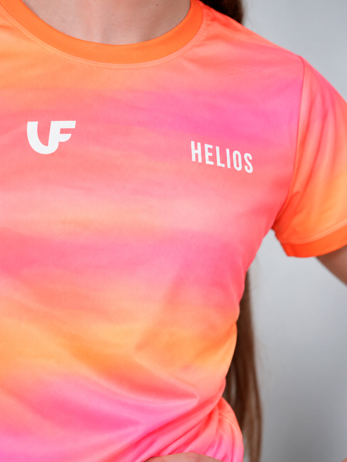 Détail du t-shirt HELIOS LVF au dégradé orange et rose