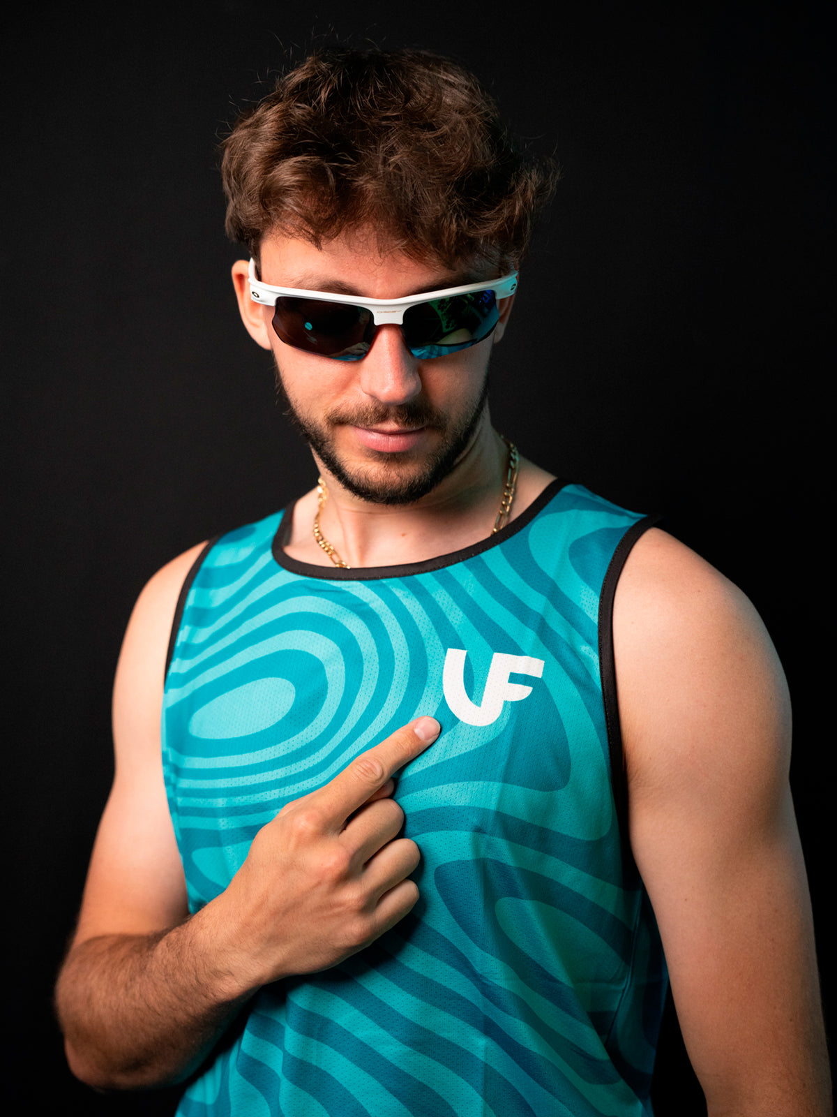 Mannequin fier de son débardeur de sport pour homme coloris bleu LVF Break The Lines