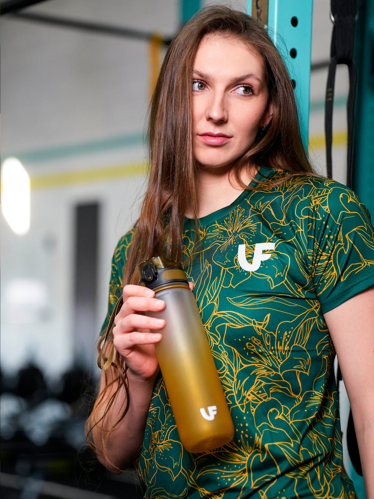 Mannequin en t-shirt de sport femme vert LVF et gourde