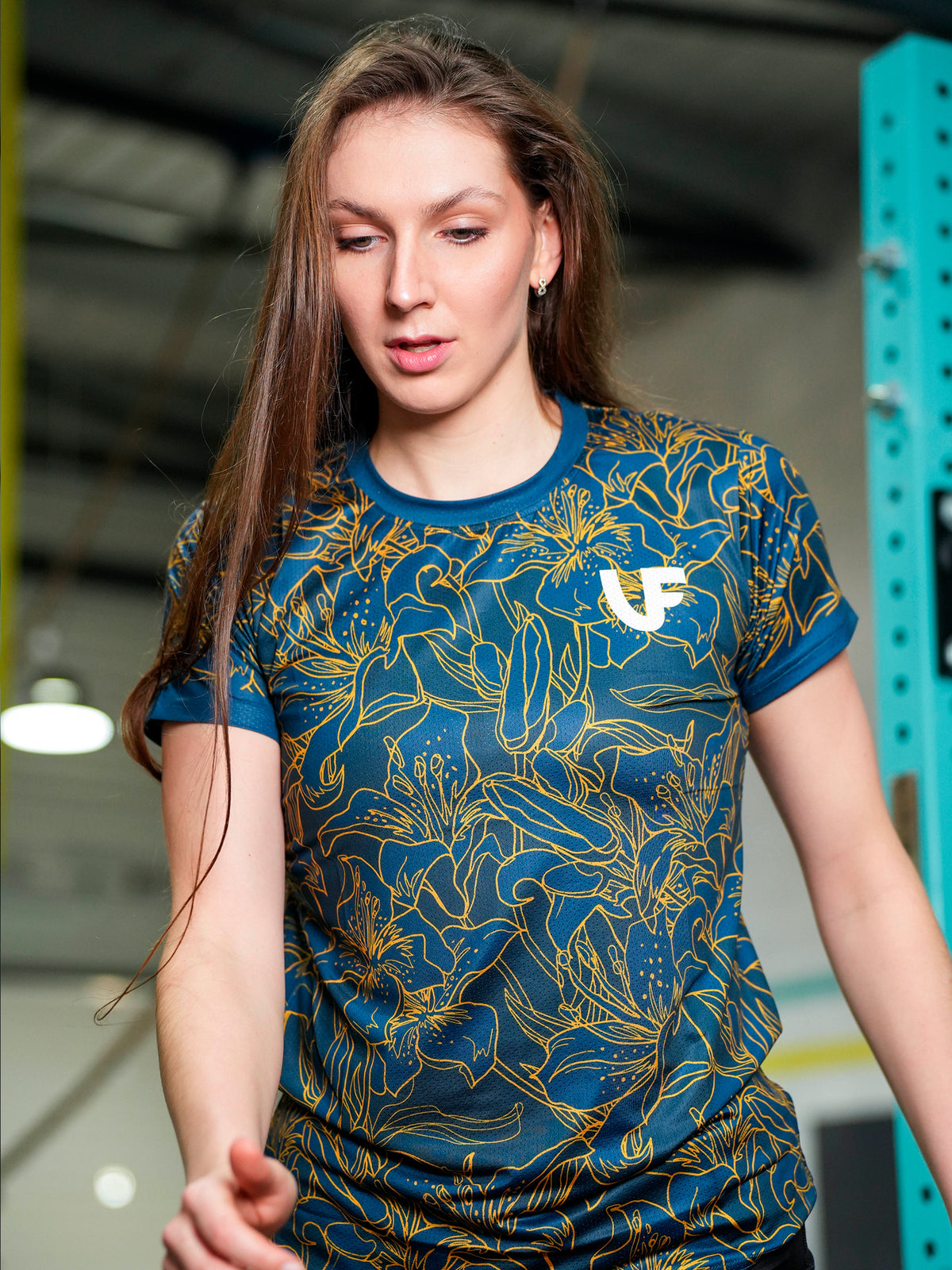 Sportive en action avec t-shirt de sport bleu à motifs fleurs pour femme LVF Gold Flowers