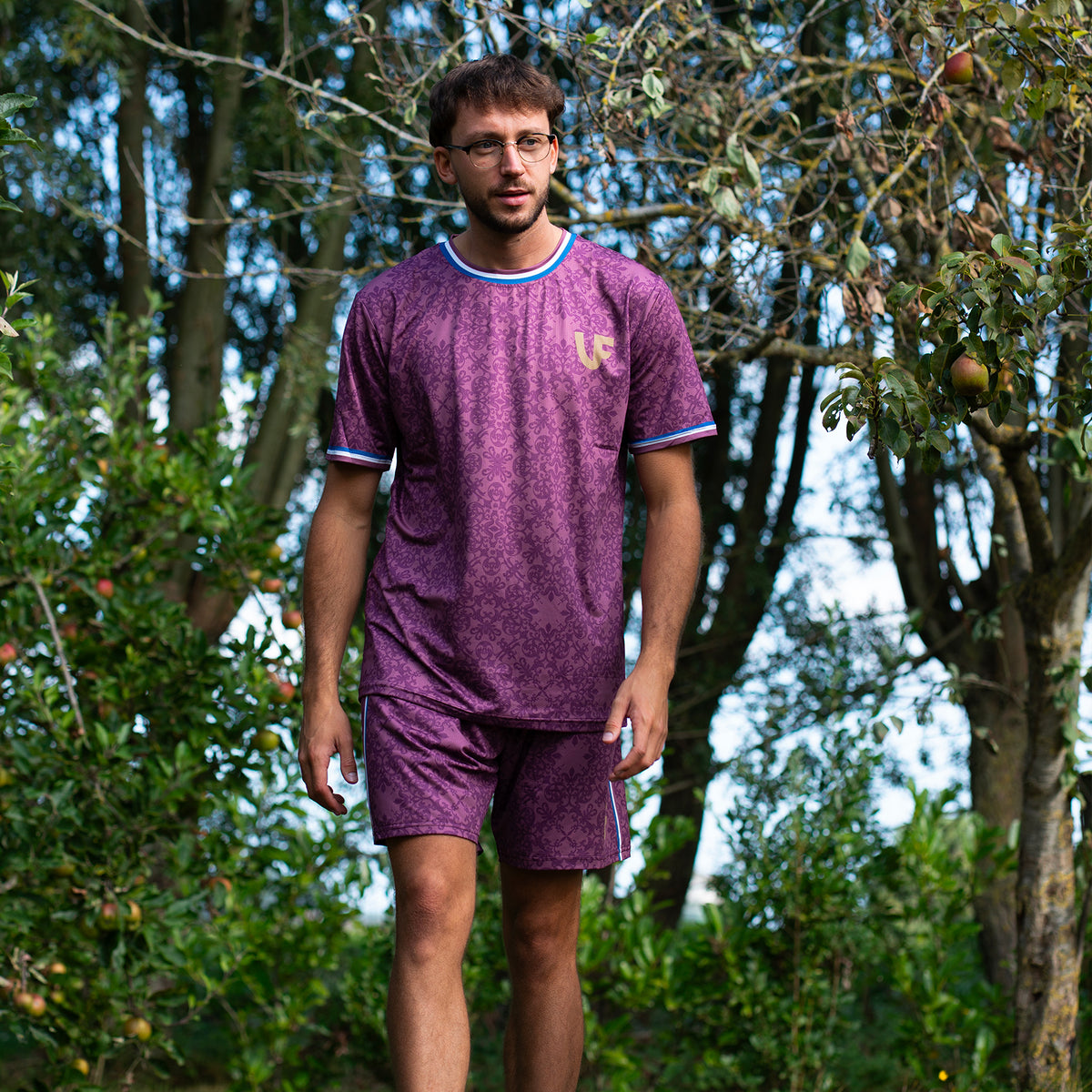 Mannequin portant la collection de sport LVF héritage couleur bordeaux