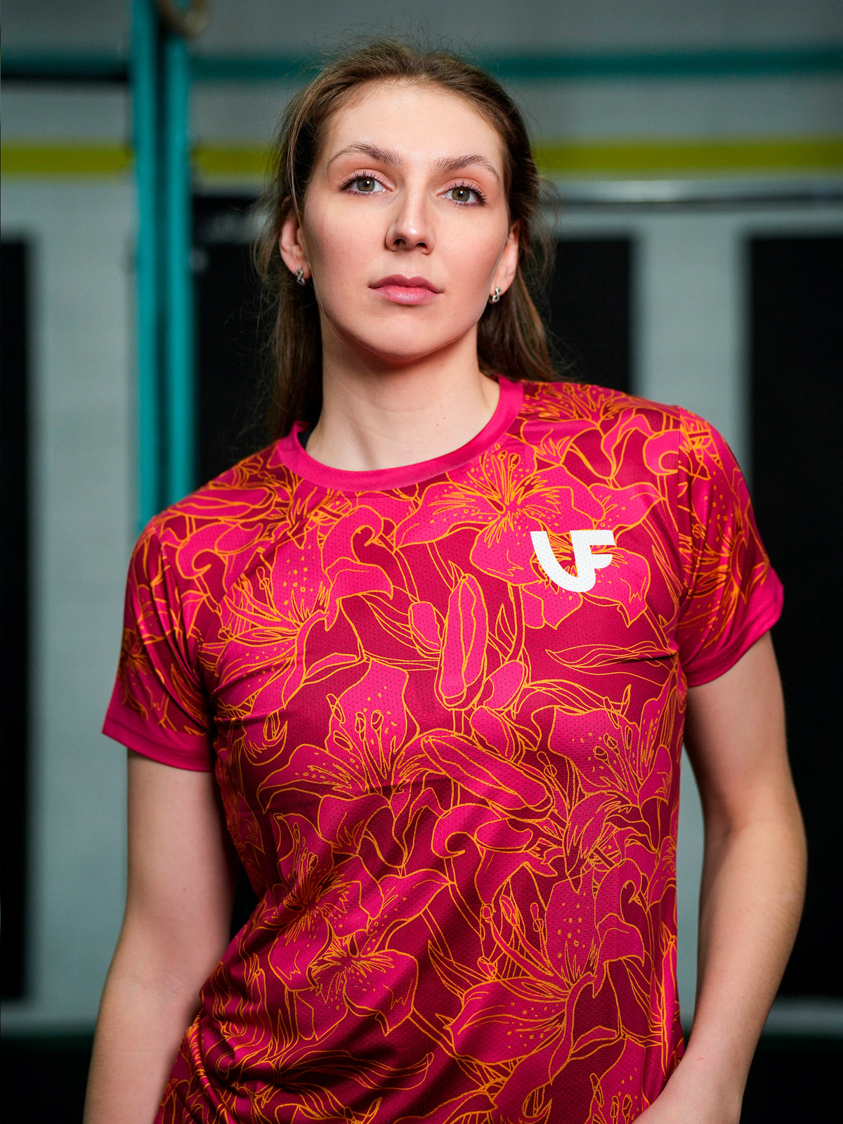 Sportive avec un regard appuyé en t-shirt LVF Gold Flowers