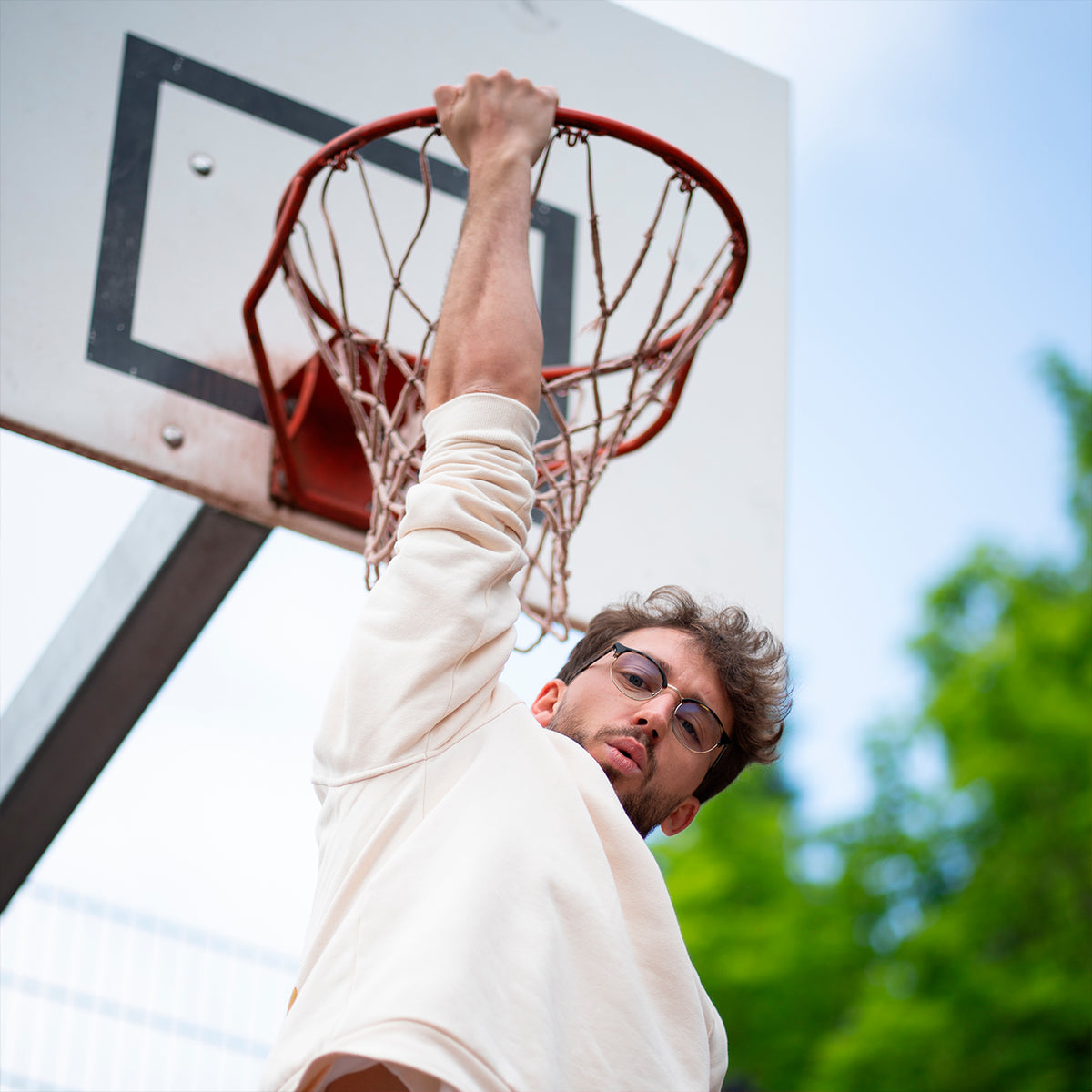 Mannequin avec crewneck LVF jouant au basketball