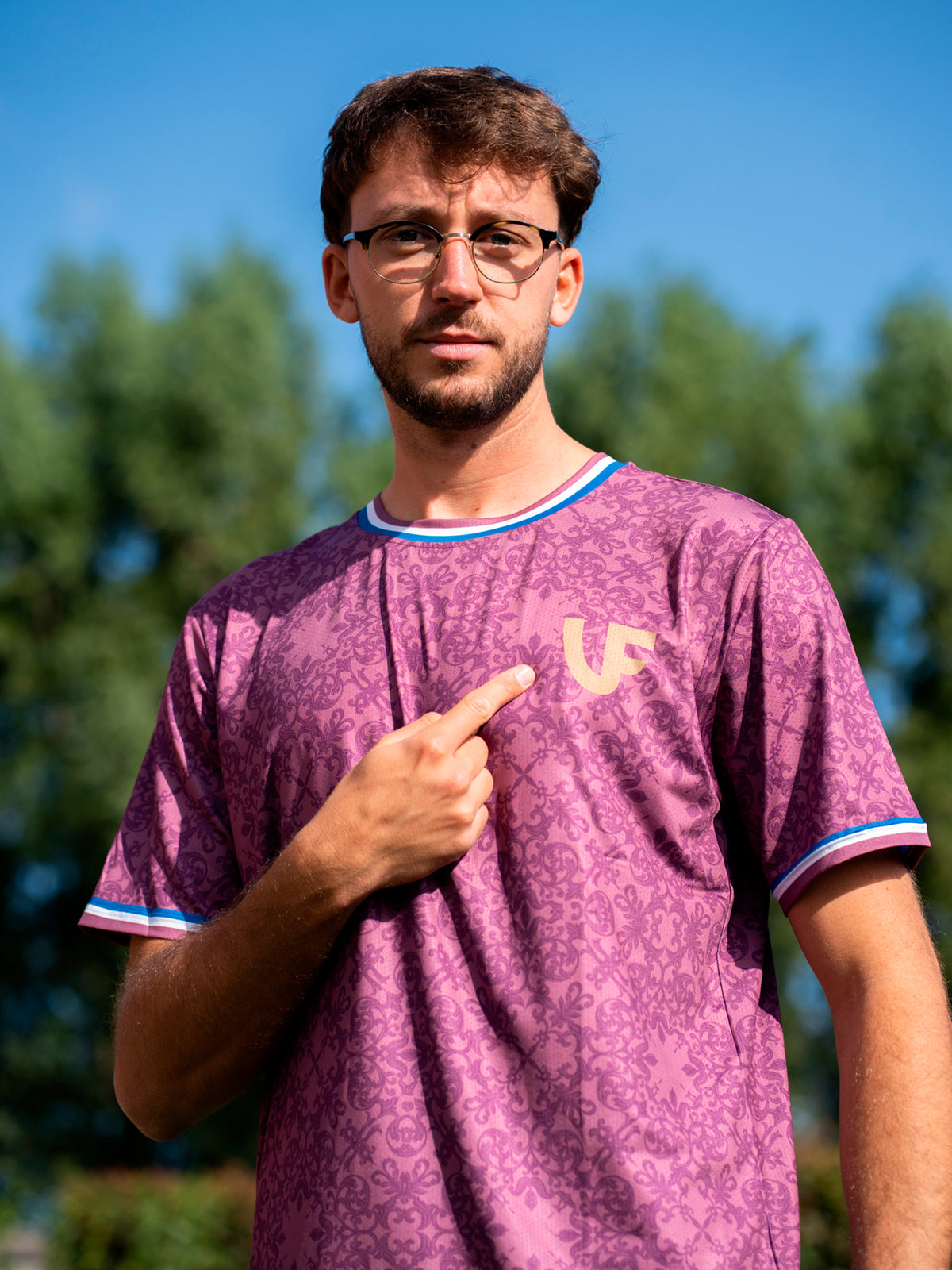 Mannequin montrant le logo LVF de son t-shirt de sport bordeaux à motifs héritage