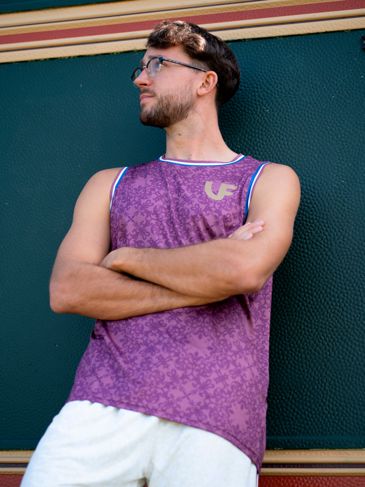 Sportif avec son débardeur de sport pour homme coloris bordeaux à motifs LVF Héritage