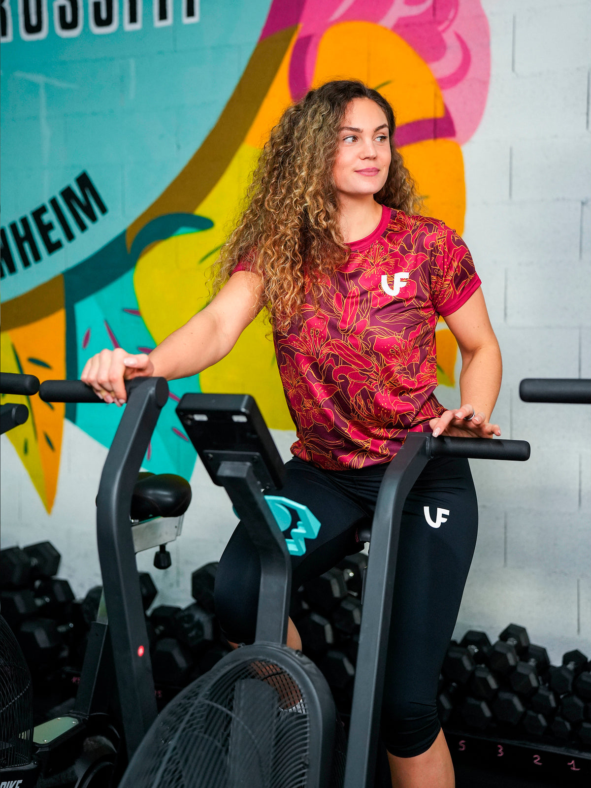 Sportive sur vélo en t-shirt de sport rouge à motifs fleurs pour femme LVF Gold Flowers